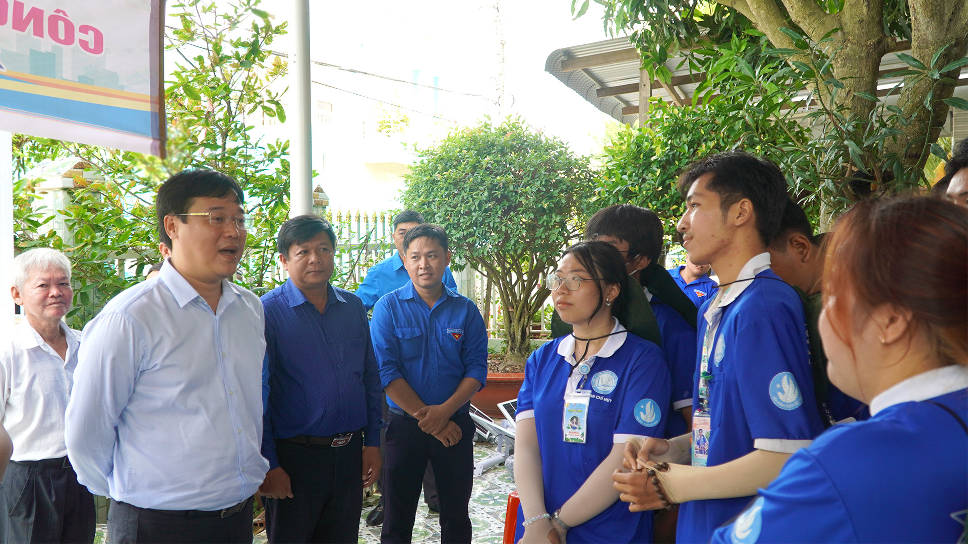 Năm nay, các chiến sĩ tình nguyện của Trường đại học Y dược Thành phố Hồ Chí Minh tham gia chiến dịch tại phường An Bình A (thành phố Hồng Ngự), từ ngày 15-28/7, với 50 sinh viên. Các bạn thực hiện nhiều công trình, phần việc như: Thắp sáng đường quê bằng đèn năng lượng mặt trời; tổ chức khám và cấp phát thuốc miễn phí, trao 300 suất quà cho người dân ở phường An Bình A; trao tặng 3 tủ thuốc học đường... (Ảnh: HỮU NGHĨA)