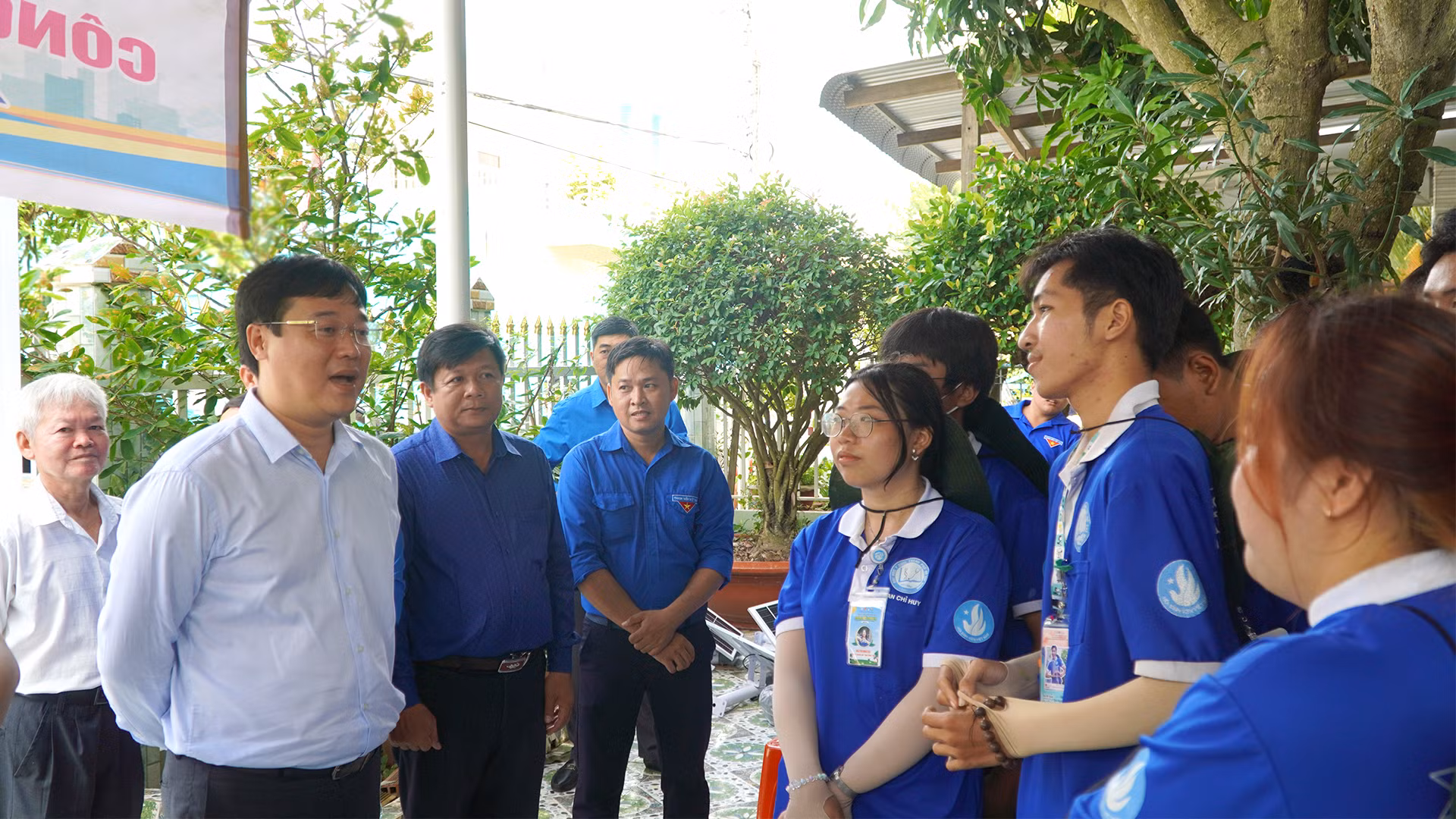 Năm nay, các chiến sĩ tình nguyện của Trường đại học Y dược Thành phố Hồ Chí Minh tham gia chiến dịch tại phường An Bình A (thành phố Hồng Ngự), từ ngày 15-28/7, với 50 sinh viên. Các bạn thực hiện nhiều công trình, phần việc như: Thắp sáng đường quê bằng đèn năng lượng mặt trời; tổ chức khám và cấp phát thuốc miễn phí, trao 300 suất quà cho người dân ở phường An Bình A; trao tặng 3 tủ thuốc học đường... (Ảnh: HỮU NGHĨA)