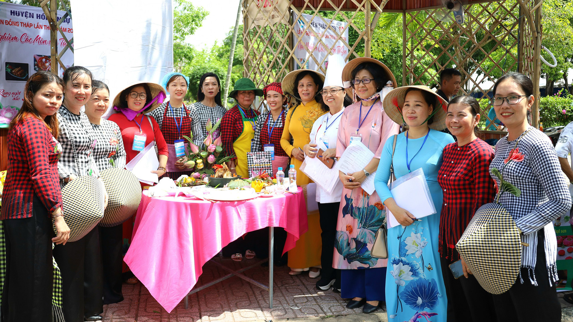 Các "đầu bếp" chụp ảnh lưu niệm sau phần thi.