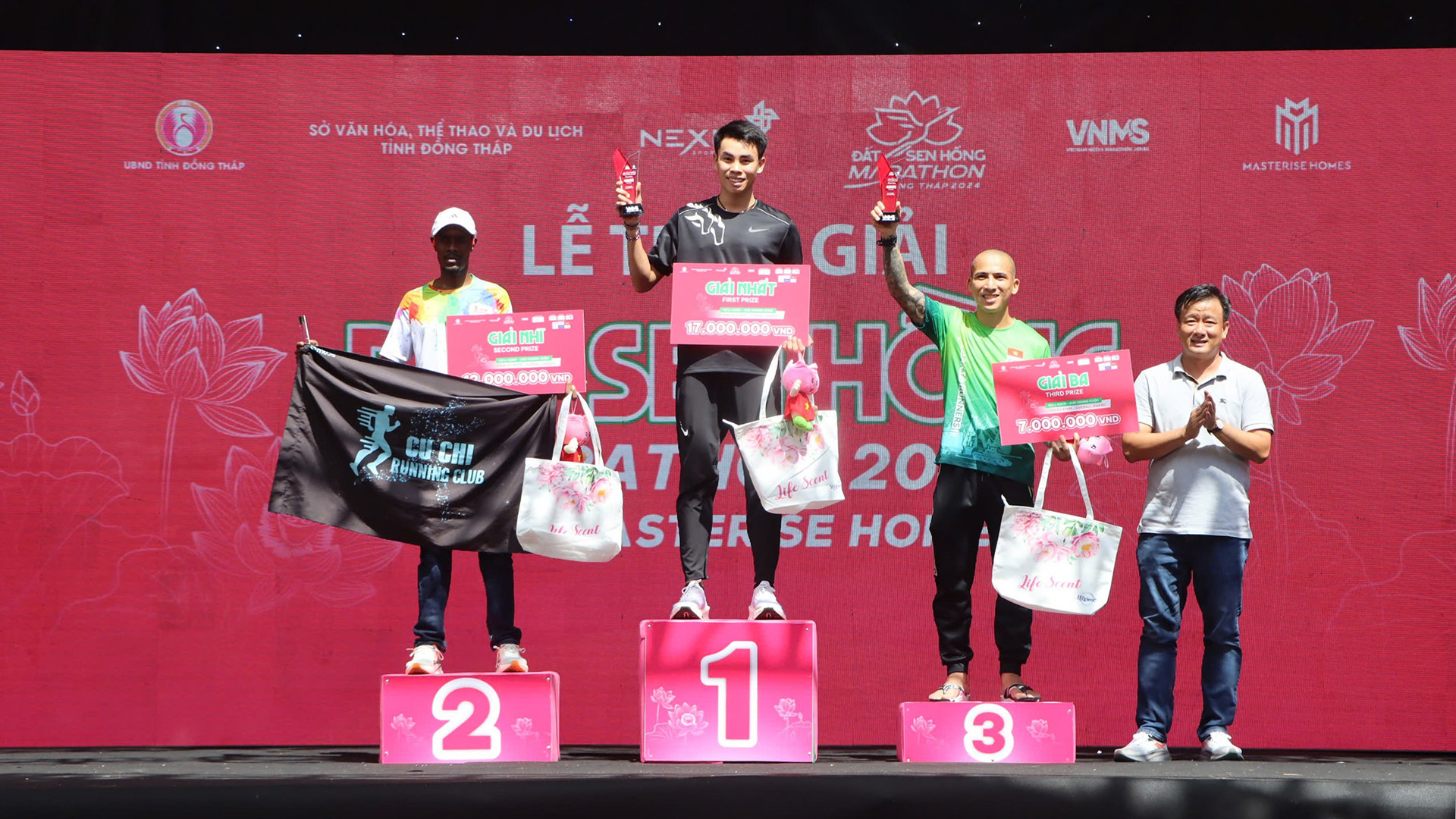 Vận động viên Huỳnh Anh Khôi đoạt giải Nhất với thành tích 2 giờ 36 phút 19 giây khi chinh phục cự ly 42km.