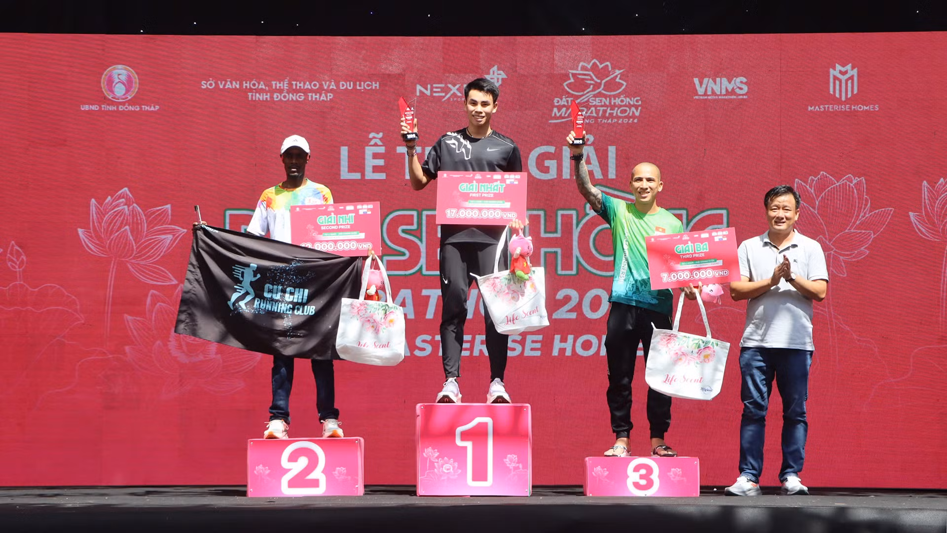 Vận động viên Huỳnh Anh Khôi đoạt giải Nhất với thành tích 2 giờ 36 phút 19 giây khi chinh phục cự ly 42km.