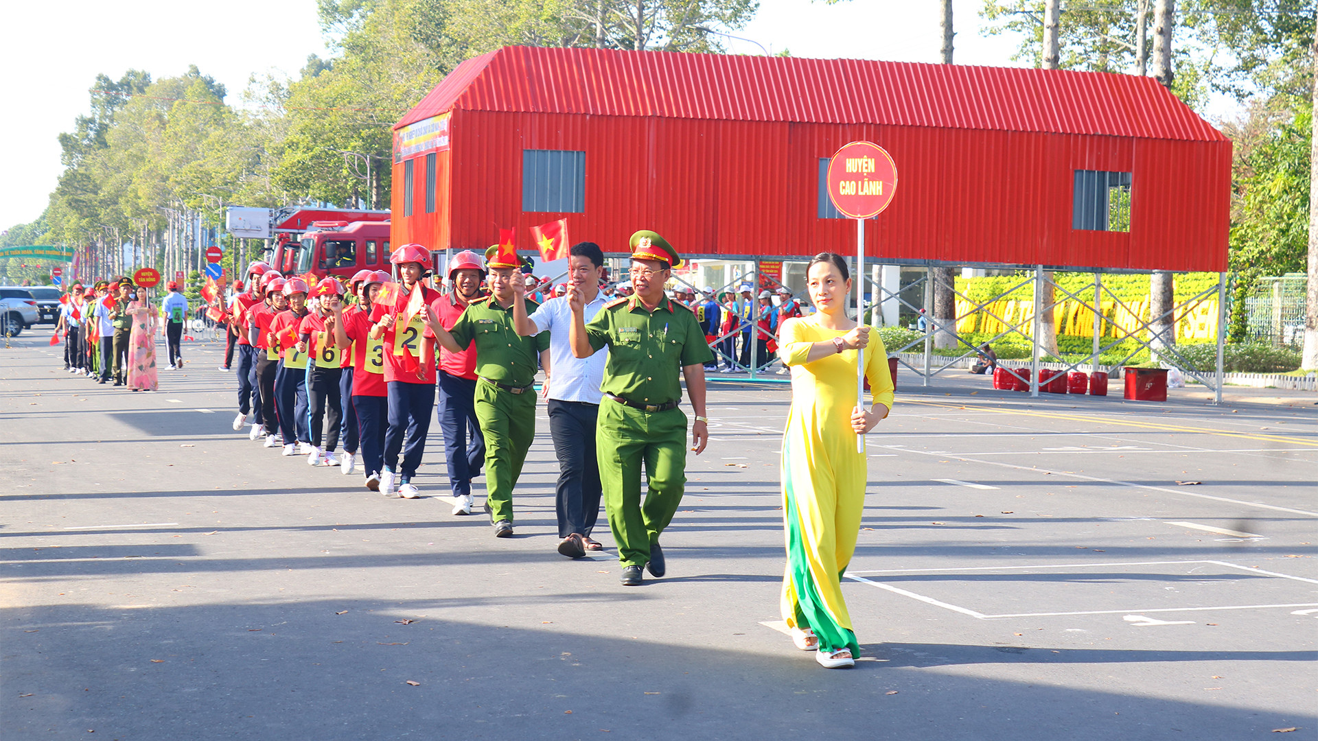 Diễu hành của các lực lượng tham gia Hội thi.