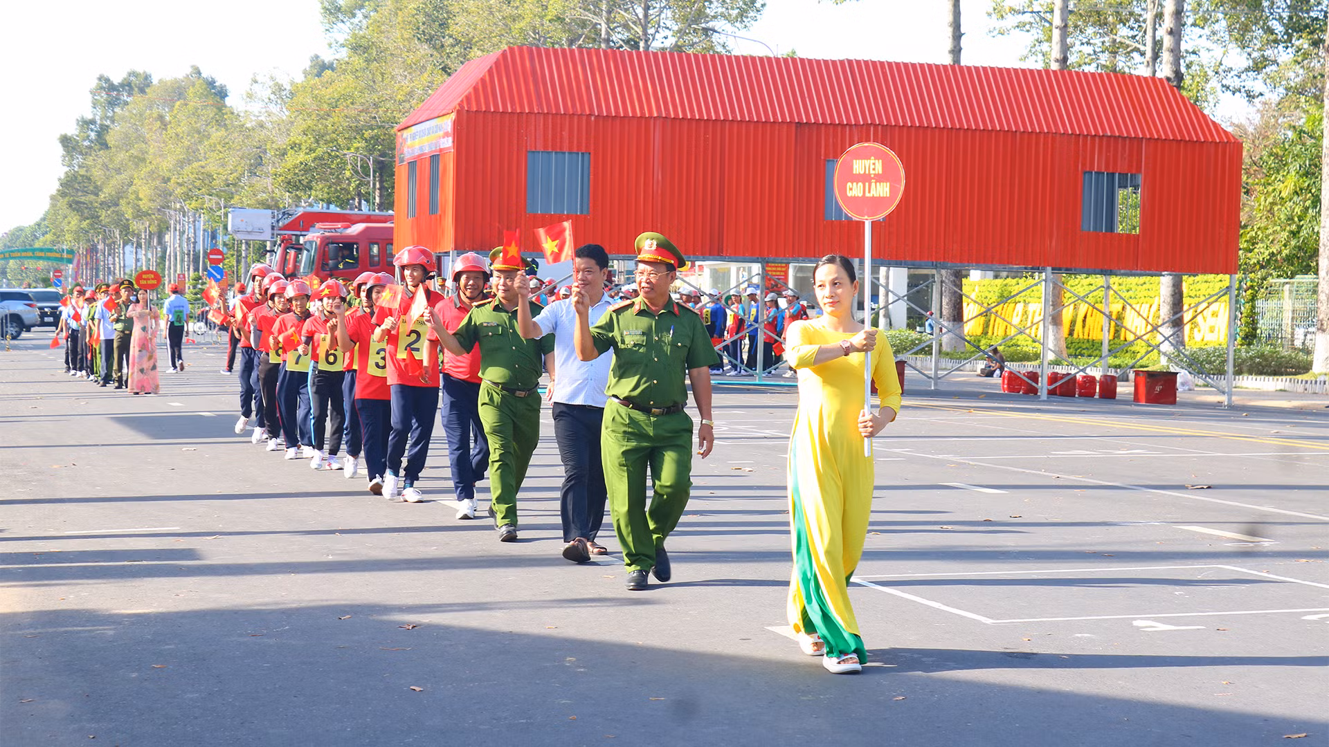 Diễu hành của các lực lượng tham gia Hội thi.