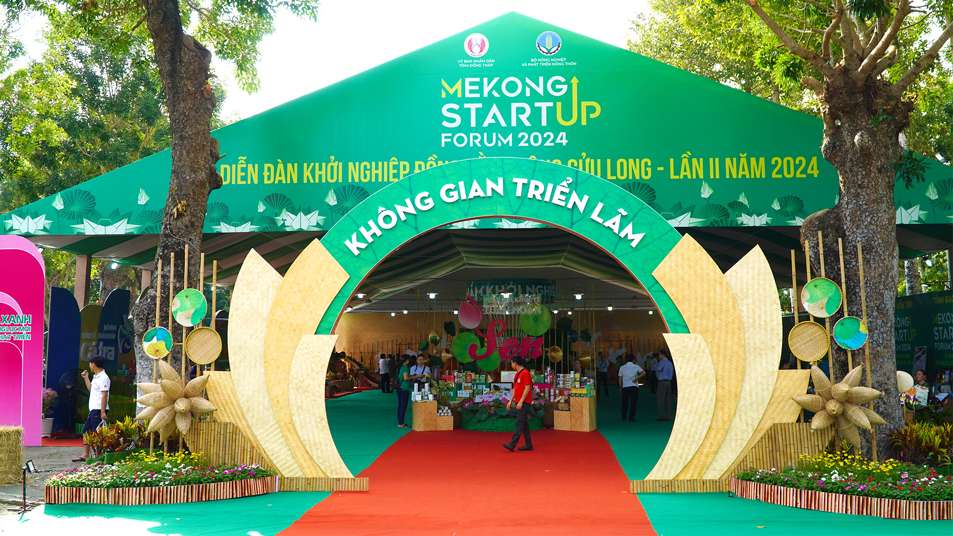 Không gian triển lãm sản phẩm khởi nghiệp tiêu biểu và sản phẩm định hướng kinh tế xanh khu vực Đồng bằng sông Cửu Long. (Ảnh: HỮU NGHĨA)