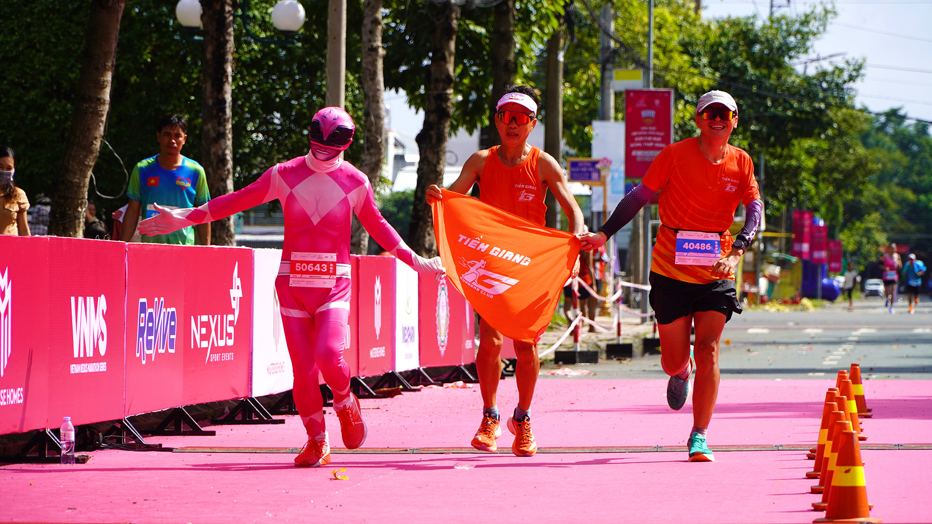 Nhiều vận động viên với trang phục độc đáo tham dự giải. (Ảnh: HỮU NGHĨA)