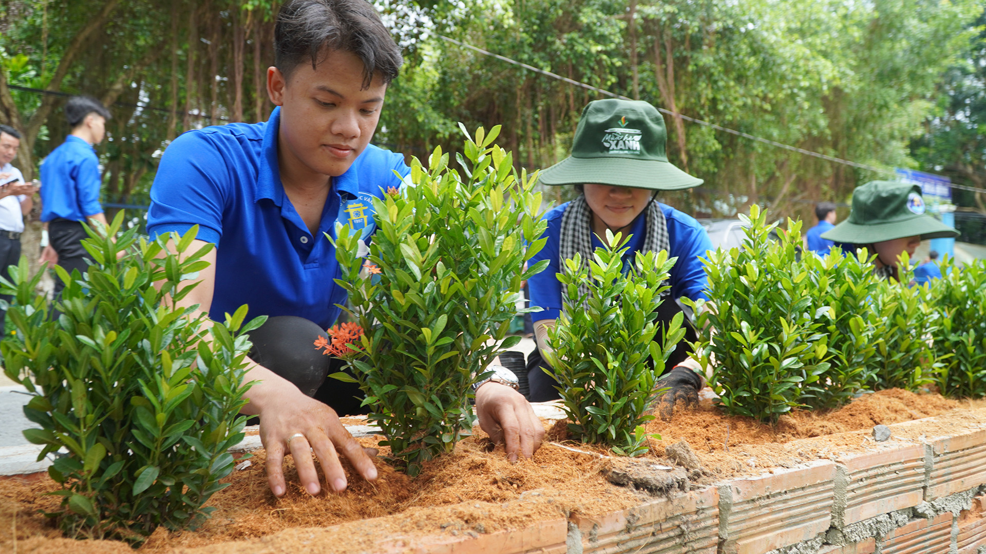 Các bạn sinh viên Trường đại học Văn Hiến tham gia chiến dịch mùa hè xanh từ ngày 20/7 đến 18/8, tại các xã Hoà Bình, Phú Thành B, Tân Công Sính của huyện Tam Nông. Chiến sĩ tình nguyện của trường sẽ cùng lực lượng địa phương thực hiện công trình Thắp sáng đường quê bằng đèn năng lượng mặt trời; phối hợp thực hiện công trình thắp sáng nghĩa trang liệt sĩ; xây dựng nhà nhân ái cho đoàn viên có hoàn cảnh khó khăn; hỗ trợ làm cột cờ và tuyến đường cờ Tổ quốc; thực hiện các công trình sân chơi thanh niên, thực hiện tuyến đường hoa… (Ảnh: HỮU NGHĨA)