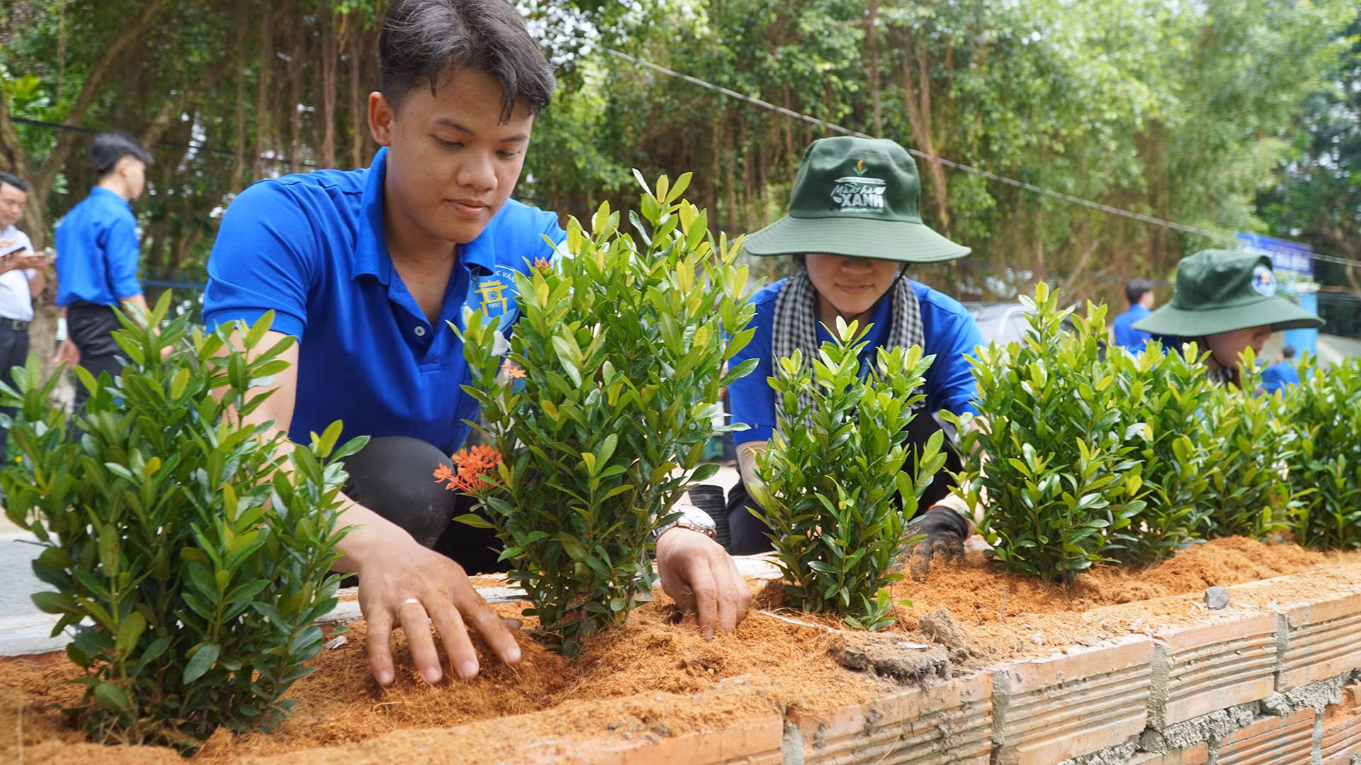 Các bạn sinh viên Trường đại học Văn Hiến tham gia chiến dịch mùa hè xanh từ ngày 20/7 đến 18/8, tại các xã Hoà Bình, Phú Thành B, Tân Công Sính của huyện Tam Nông. Chiến sĩ tình nguyện của trường sẽ cùng lực lượng địa phương thực hiện công trình Thắp sáng đường quê bằng đèn năng lượng mặt trời; phối hợp thực hiện công trình thắp sáng nghĩa trang liệt sĩ; xây dựng nhà nhân ái cho đoàn viên có hoàn cảnh khó khăn; hỗ trợ làm cột cờ và tuyến đường cờ Tổ quốc; thực hiện các công trình sân chơi thanh niên, thực hiện tuyến đường hoa… (Ảnh: HỮU NGHĨA)