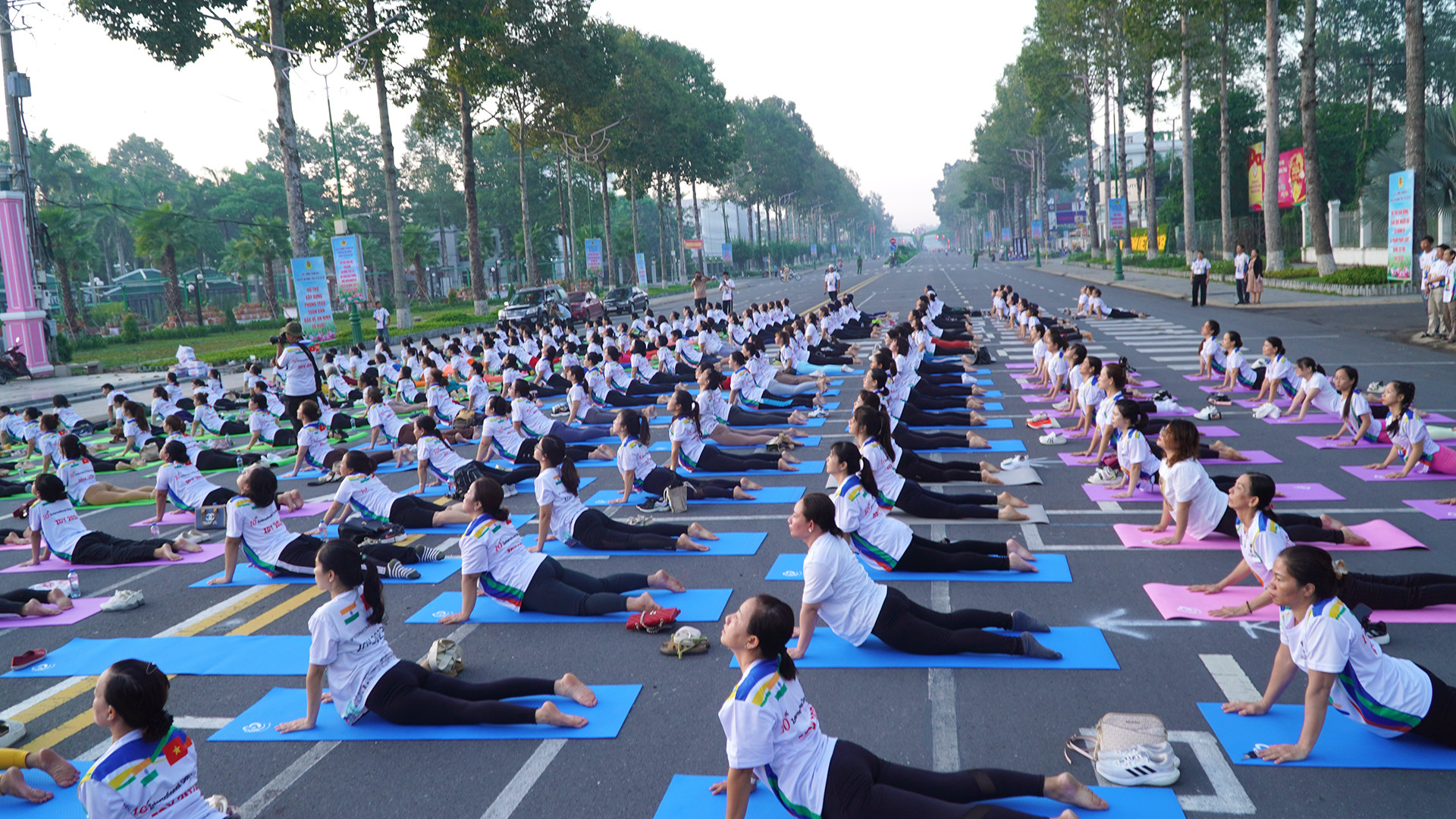 Người dân thực hiện bài tập Yoga tại sự kiện. Người dân thực hiện bài tập Yoga tại sự kiện.