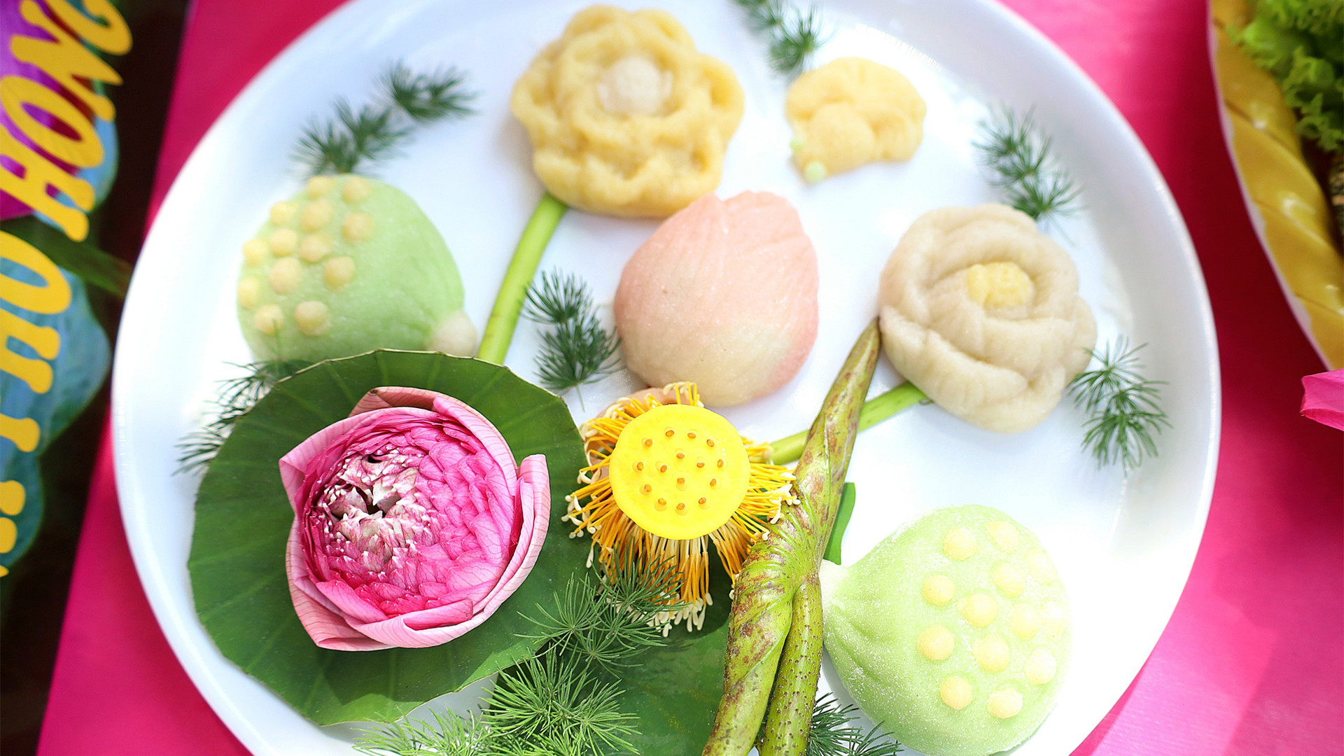 Trang trí món ăn từ sen của một đơn vị đến từ thành phố biên giới Hồng Ngự.