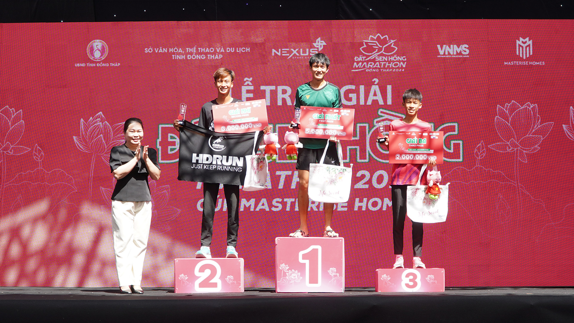 Ban tổ chức trao giải cho các vận động viên. (Ảnh: HỮU NGHĨA)