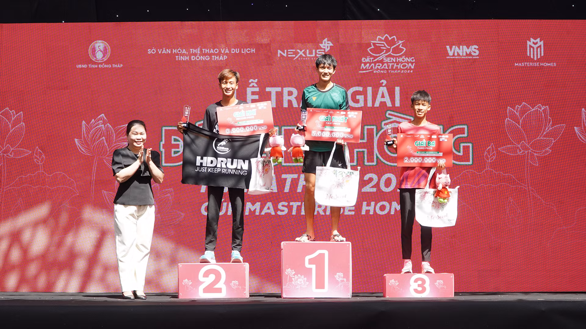 Ban tổ chức trao giải cho các vận động viên. (Ảnh: HỮU NGHĨA)