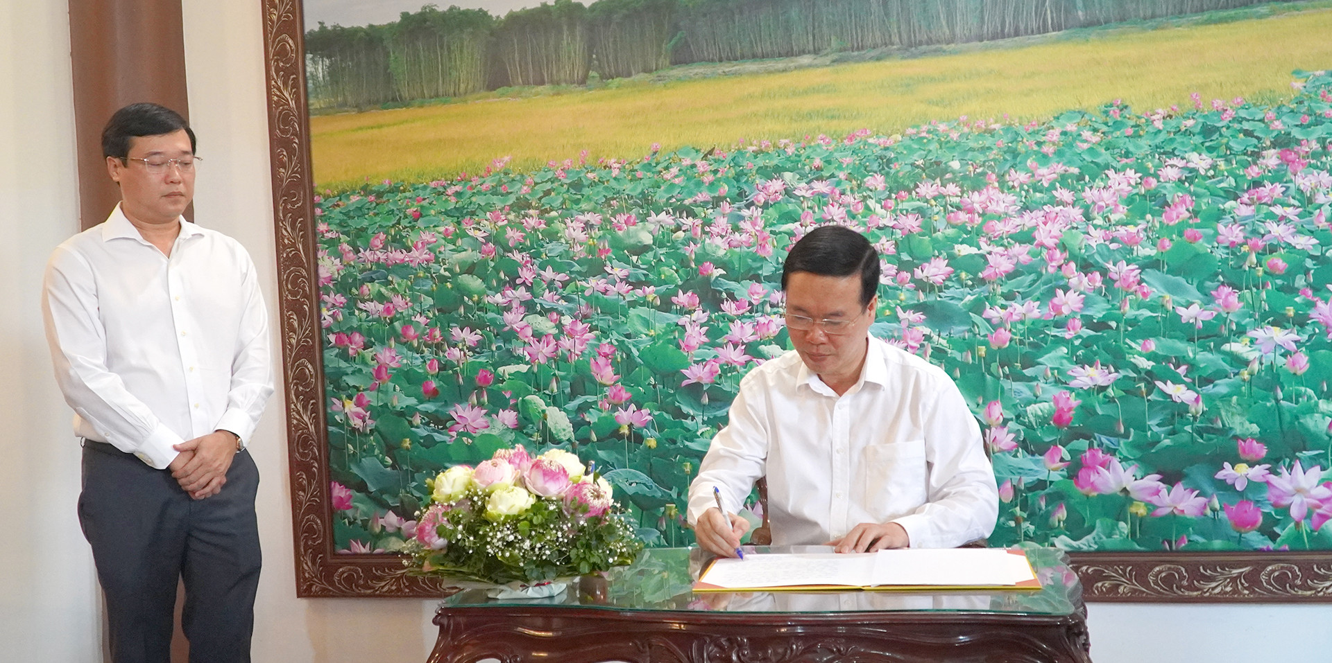 Chủ tịch nước Võ Văn Thưởng viết cảm tưởng vào sổ vàng tại Khu di tích Nguyễn Sinh Sắc. (Ảnh: HỮU NGHĨA)