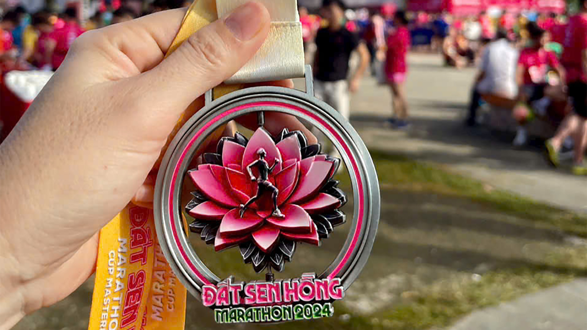 Một nữ vận động viên cầm huy chương khoe đã hoàn thành cung đường chạy năm 2024.