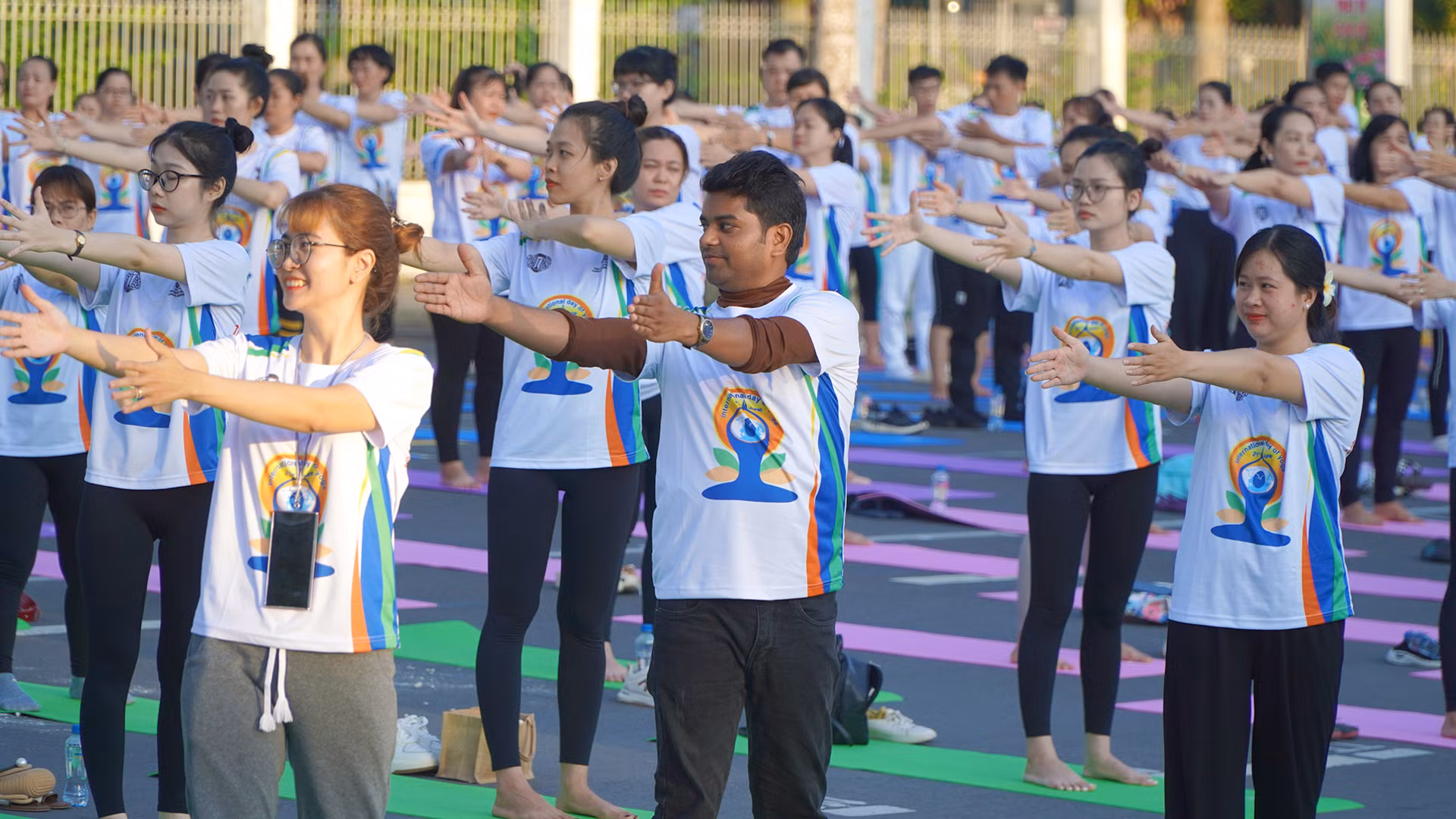 Đại biểu Liên đoàn Quốc tế Yoga và nhiều người dân Đồng Tháp đồng diễn Yoga. (Ảnh: HỮU NGHĨA)