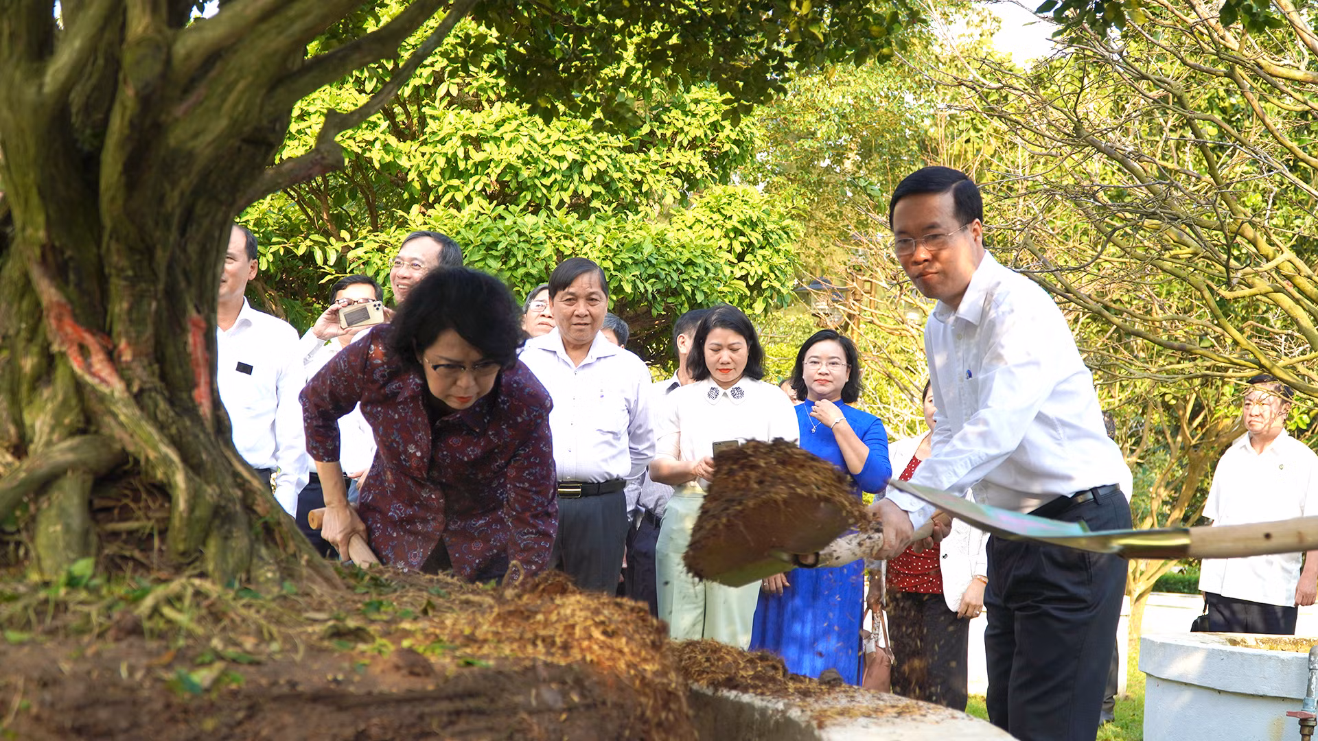 Chủ tịch nước trồng cây lưu niệm tại Khu di tích. (Ảnh: HỮU NGHĨA)