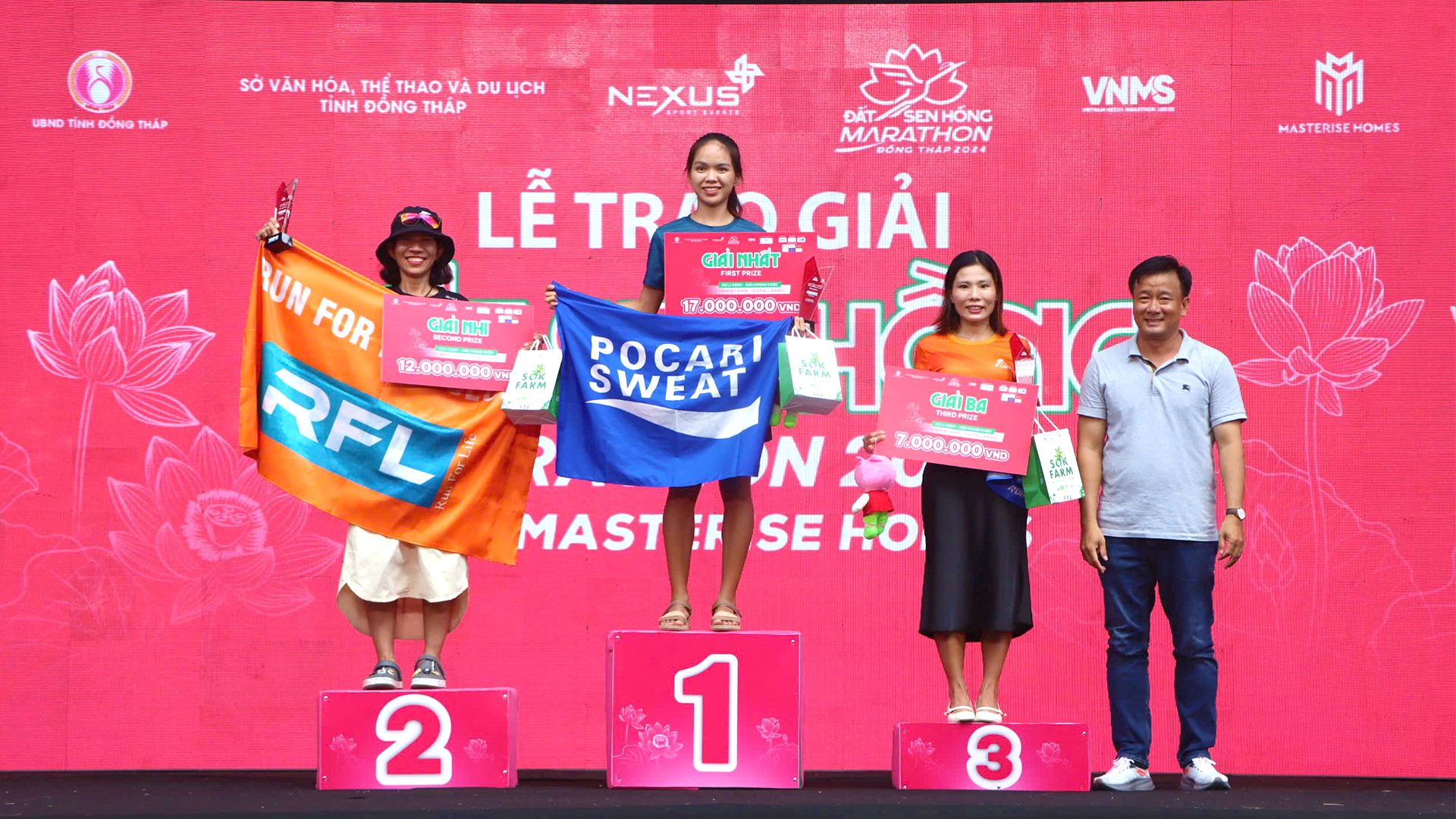 Phó Chủ tịch Ủy ban nhân dân tỉnh Đồng Tháp Nguyễn Phước Thiện trao giải cho các nữ vận động viên.