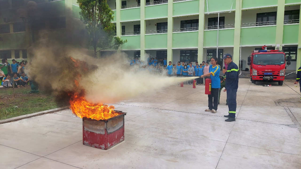 Hướng dẫn dập tắt đám cháy từ xăng dầu và vật liệu dễ cháy. (Ảnh: PHƯỚC THANH)