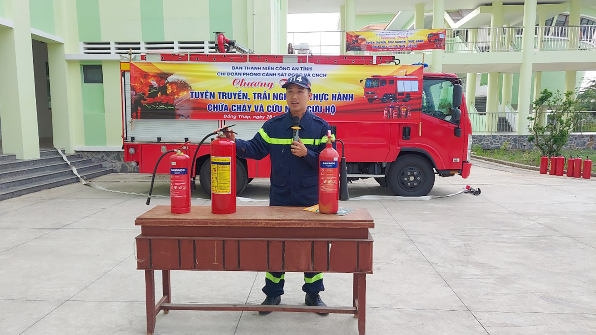 Tuyên truyền về cách bảo quản bình chữa cháy. (Ảnh: PHƯỚC THANH)