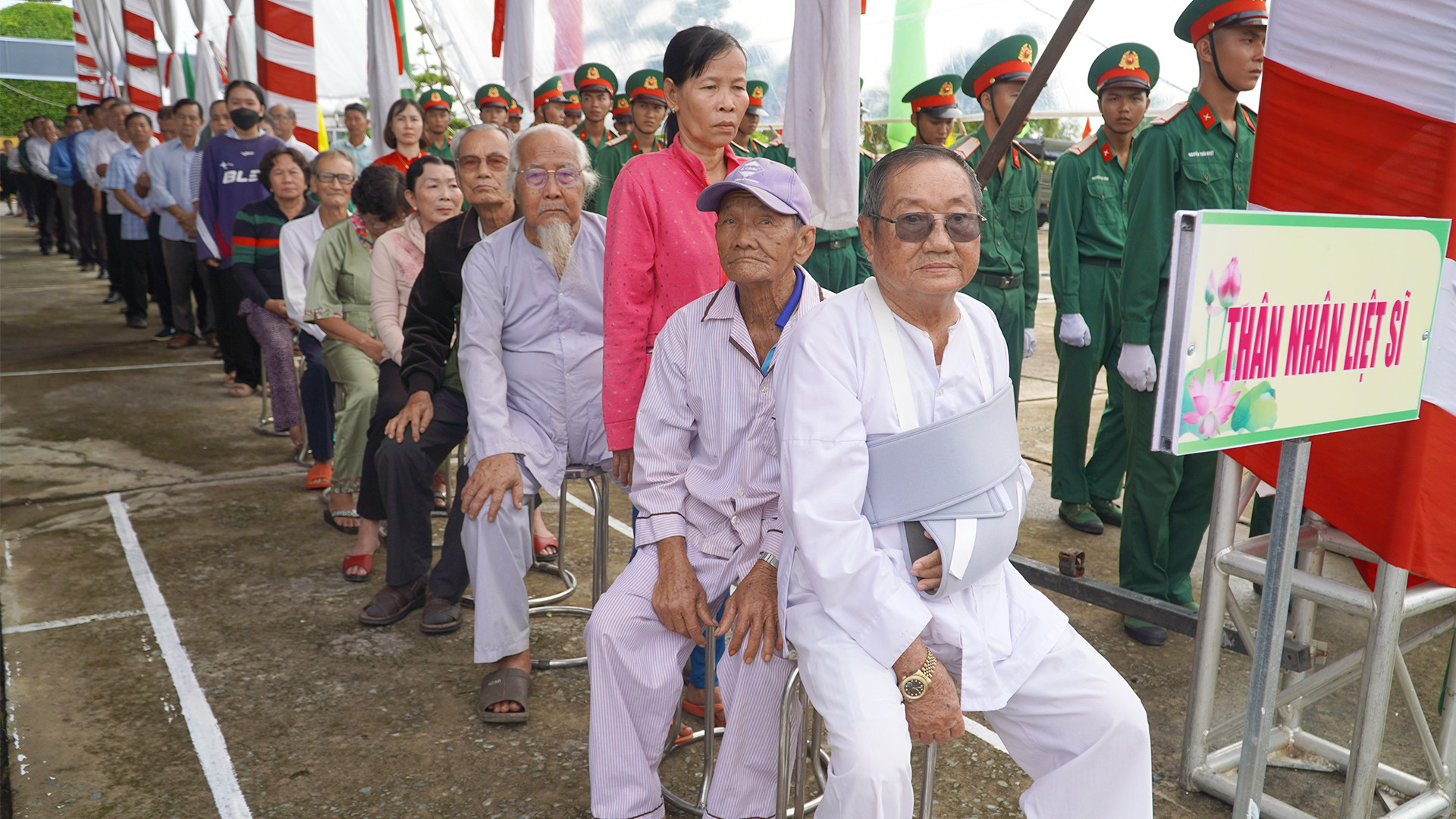 Người thân các Anh hùng liệt sĩ tham dự buổi lễ. (Ảnh: HỮU NGHĨA)