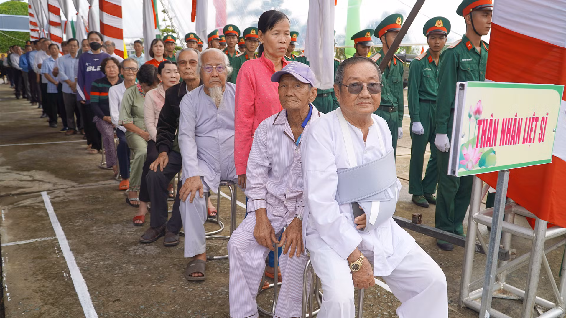 Người thân các Anh hùng liệt sĩ tham dự buổi lễ. (Ảnh: HỮU NGHĨA)