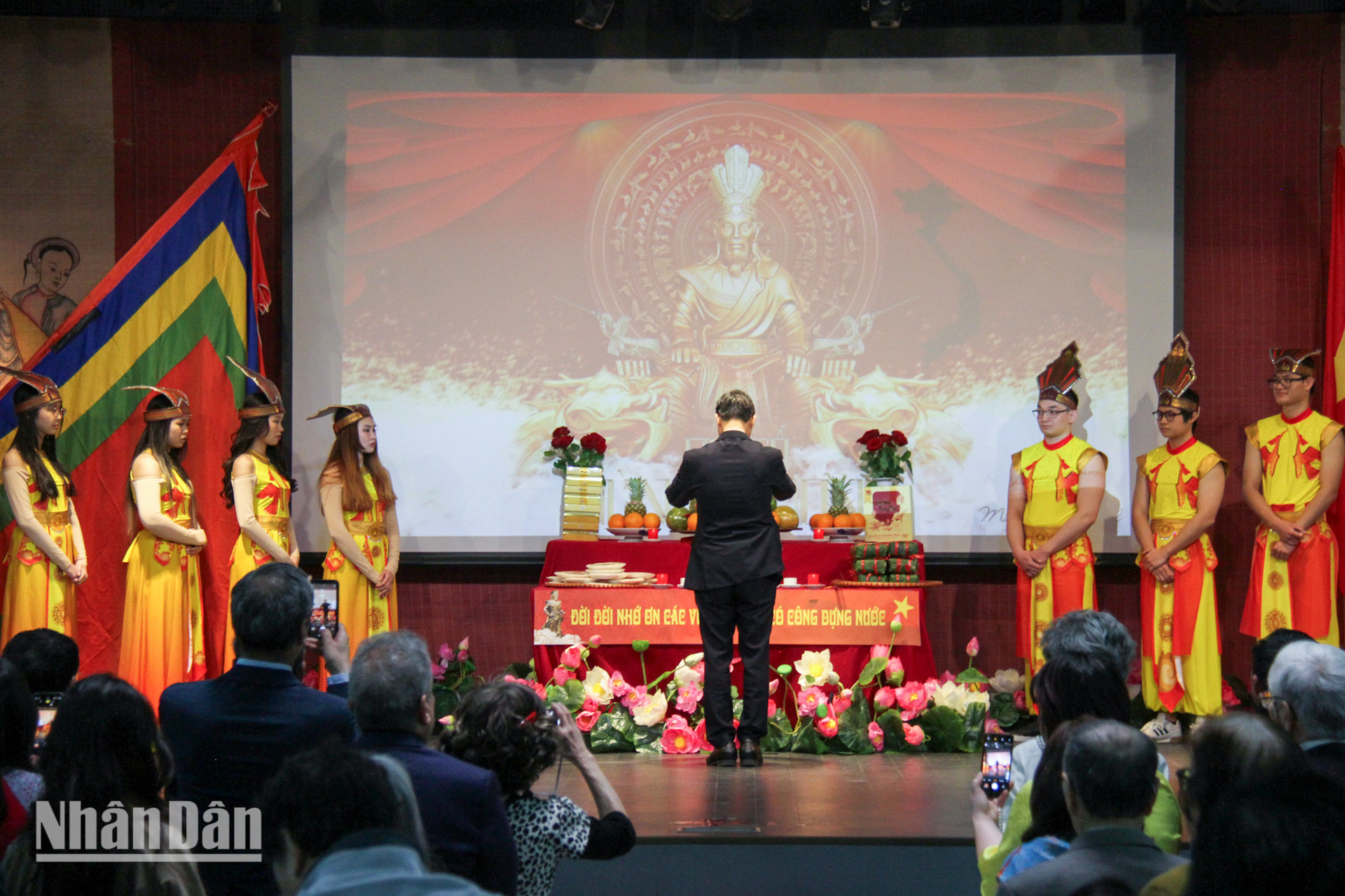 Thứ trưởng Ngoại giao Ngô Lê Văn dâng hương tưởng niệm các Vua Hùng và các bậc tiền nhân đã có công dựng nước và giữ nước.. Thứ trưởng Ngoại giao Ngô Lê Văn dâng hương tưởng niệm các Vua Hùng và các bậc tiền nhân đã có công dựng nước và giữ nước..