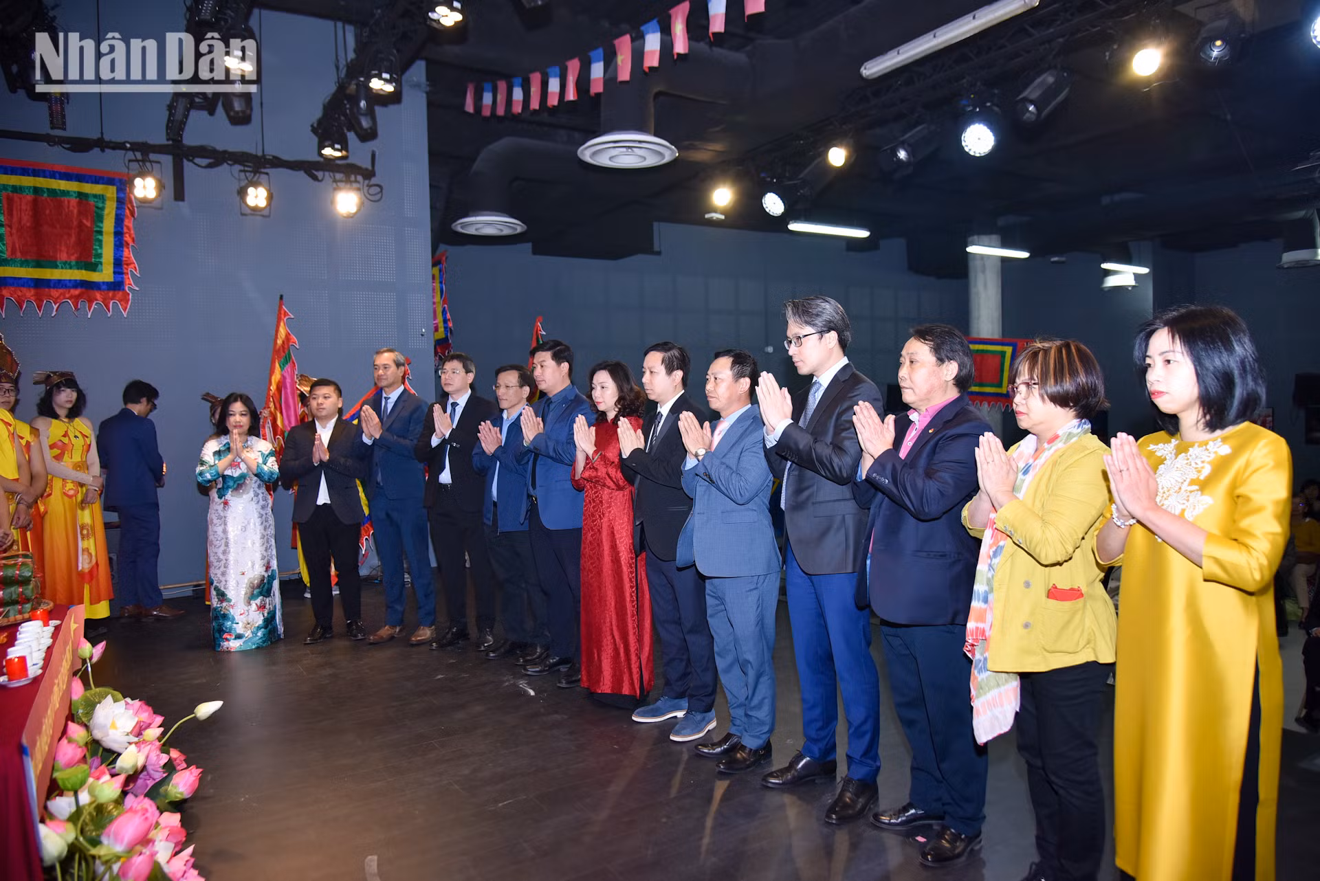 Các cơ quan đại diện Việt Nam tại Pháp thành kính dâng hương tưởng nhớ, tri ân công đức các Vua Hùng và các bậc tiền nhân đã có công dựng nước và giữ nước.