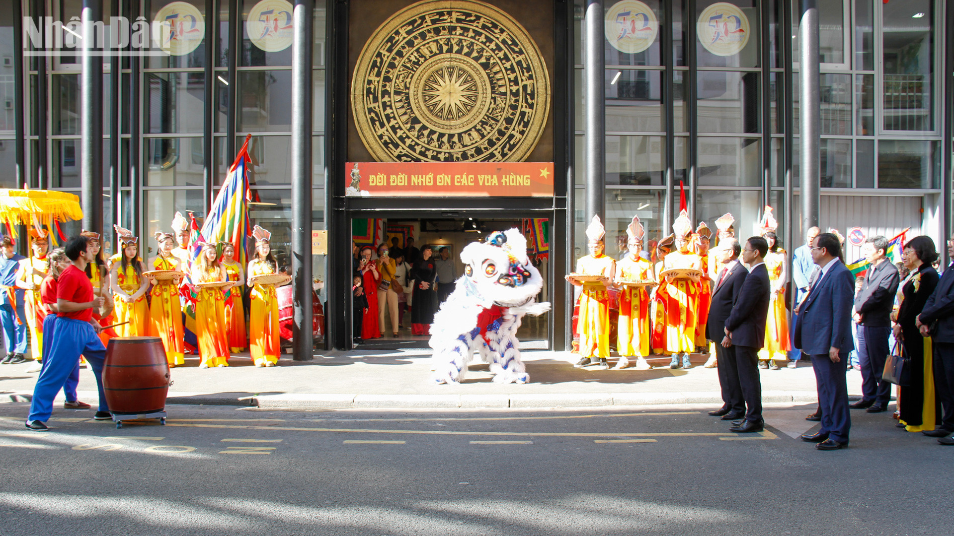 Giỗ Tổ Hùng Vương là một sự kiện quan trọng nhằm tôn vinh công lao của các Vua Hùng và những bậc tiền nhân đã có công dựng nước và giữ nước. Giỗ Tổ Hùng Vương là một sự kiện quan trọng nhằm tôn vinh công lao của các Vua Hùng và những bậc tiền nhân đã có công dựng nước và giữ nước.