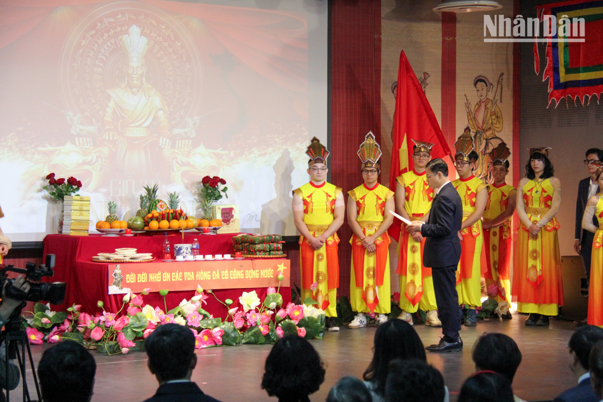 Trong không khí trang nghiêm và đầy ý nghĩa, Thứ trưởng Ngoại giao Ngô Lê Văn đọc chúc văn tưởng nhớ, tri ân công đức các Vua Hùng, các bậc tiền nhân đã có công dựng nước và giữ nước. Trong không khí trang nghiêm và đầy ý nghĩa, Thứ trưởng Ngoại giao Ngô Lê Văn đọc chúc văn tưởng nhớ, tri ân công đức các Vua Hùng, các bậc tiền nhân đã có công dựng nước và giữ nước.