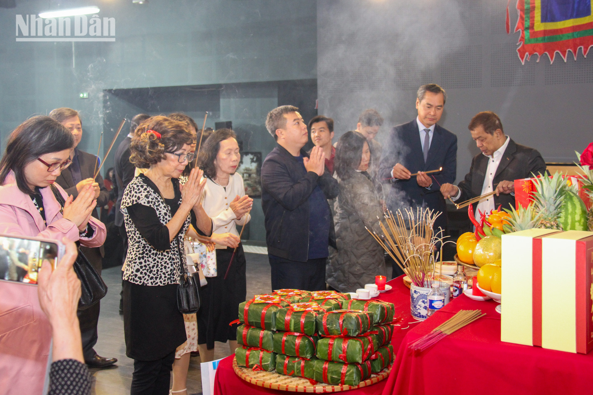 Các thế hệ người Việt tại Pháp bày tỏ lòng biết ơn sâu sắc các bậc tiền nhân đã có công dựng nước để con cháu nối tiếp truyền thống Lạc Hồng xây dựng đất nước Việt Nam giàu đẹp, văn minh như ngày nay. Các thế hệ người Việt tại Pháp bày tỏ lòng biết ơn sâu sắc các bậc tiền nhân đã có công dựng nước để con cháu nối tiếp truyền thống Lạc Hồng xây dựng đất nước Việt Nam giàu đẹp, văn minh như ngày nay.