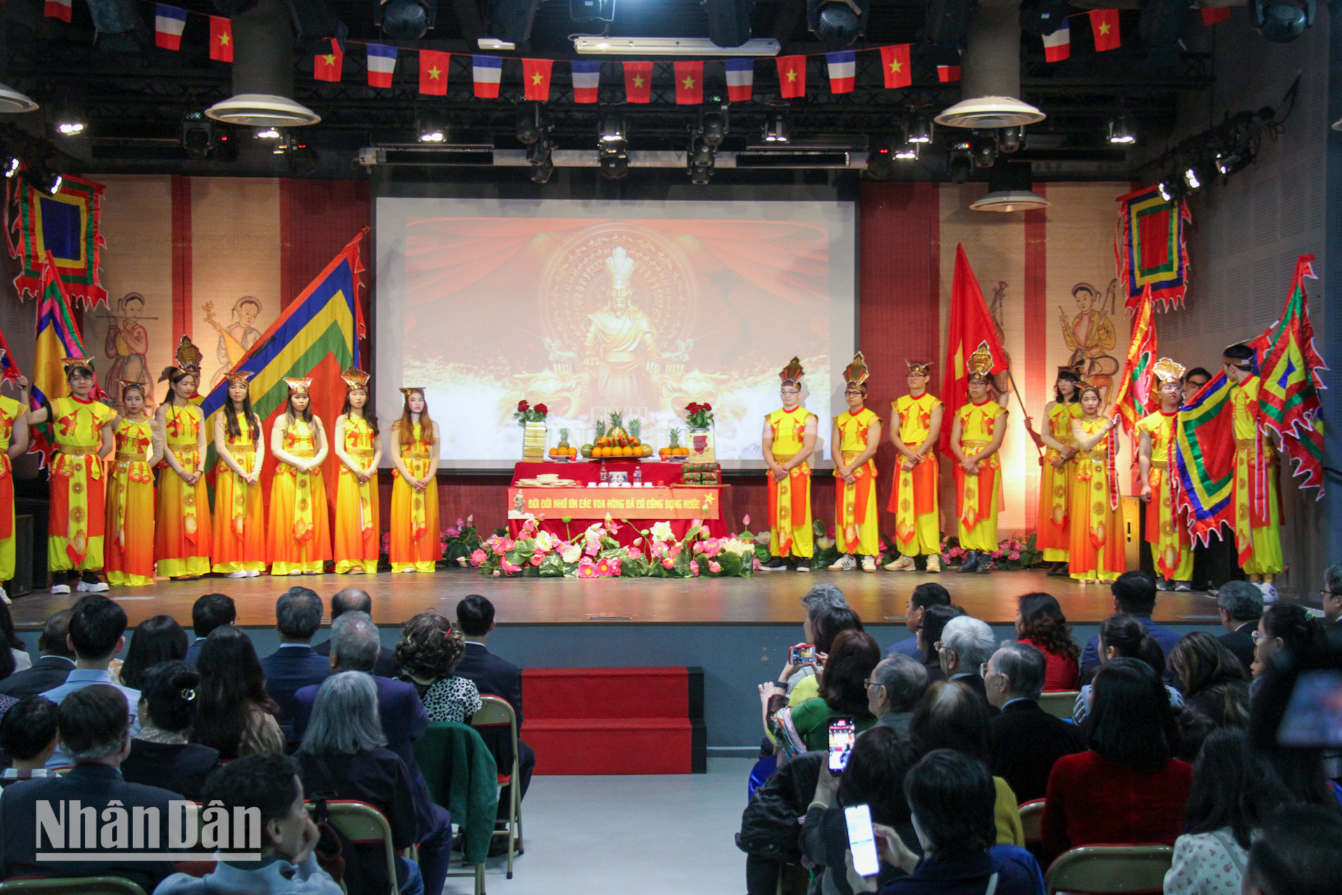 Giỗ Tổ Hùng Vương không chỉ là dịp để tưởng nhớ cội nguồn dân tộc mà còn là biểu tượng của tinh thần đoàn kết, gắn kết mọi người con đất Việt, dù ở trong nước hay xa quê hương. Giỗ Tổ Hùng Vương không chỉ là dịp để tưởng nhớ cội nguồn dân tộc mà còn là biểu tượng của tinh thần đoàn kết, gắn kết mọi người con đất Việt, dù ở trong nước hay xa quê hương.