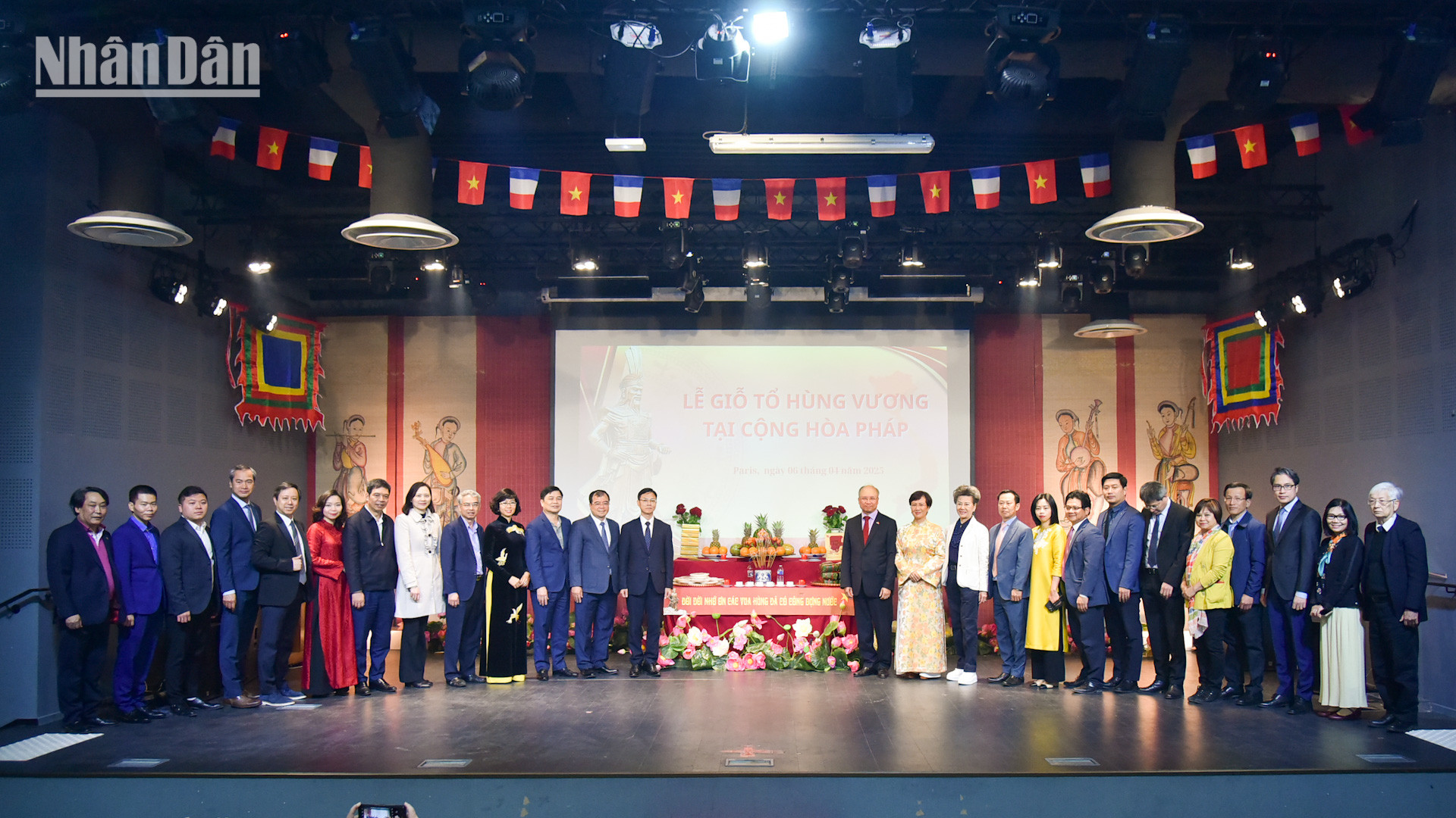 Tham dự Lễ Giỗ Tổ Hùng Vương có Thứ trưởng Ngoại giao Ngô Lê Văn; Đại sứ Đinh Toàn Thắng và phu nhân; Đại sứ, Trưởng Phái đoàn đại diện thường trực của Việt Nam tại UNESCO Nguyễn Thị Vân Anh; lãnh đạo các tỉnh Bắc Giang, Bắc Ninh, Hải Dương, Quảng Bình, Thái Bình; cán bộ và nhân viên các cơ quan đại diện Việt Nam tại Pháp cùng đại diện các Hội đoàn người Việt và các thế hệ kiều bào tại Pháp. Tham dự Lễ Giỗ Tổ Hùng Vương có Thứ trưởng Ngoại giao Ngô Lê Văn; Đại sứ Đinh Toàn Thắng và phu nhân; Đại sứ, Trưởng Phái đoàn đại diện thường trực của Việt Nam tại UNESCO Nguyễn Thị Vân Anh; lãnh đạo các tỉnh Bắc Giang, Bắc Ninh, Hải Dương, Quảng Bình, Thái Bình; cán bộ và nhân viên các cơ quan đại diện Việt Nam tại Pháp cùng đại diện các Hội đoàn người Việt và các thế hệ kiều bào tại Pháp.