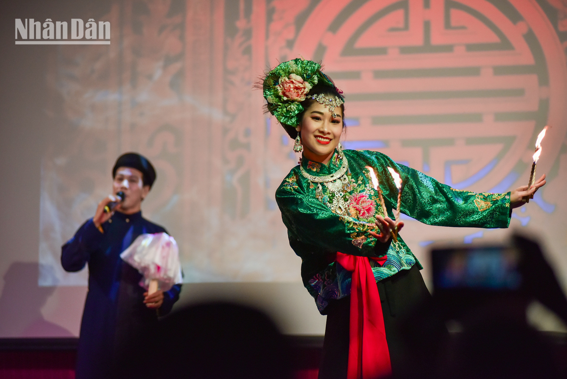 Sự kết hợp giữa âm nhạc và diễn xướng trong tiết mục “Cô bé thượng ngàn” mang đậm giá trị văn hóa tâm linh.