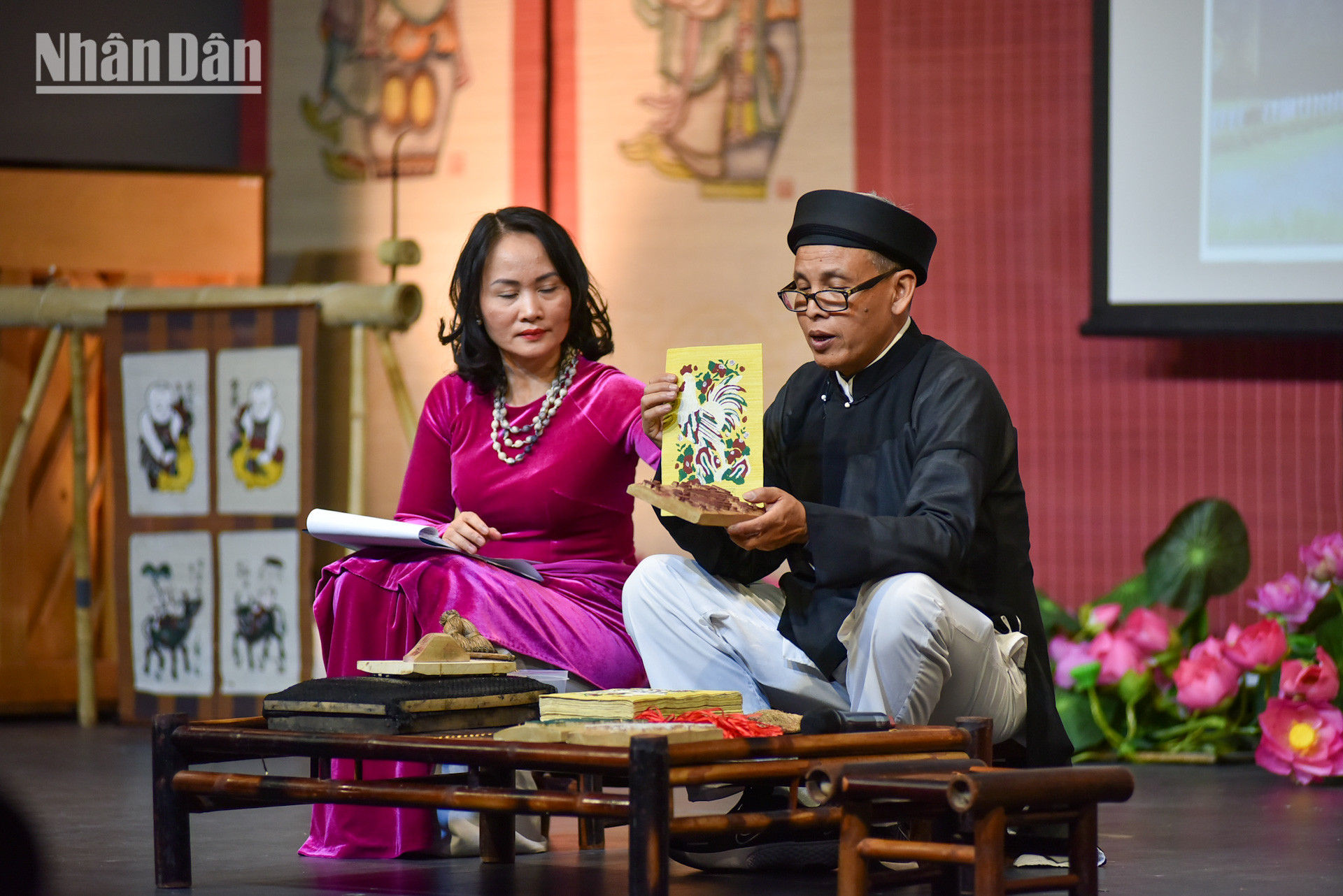 Điểm nhấn của “Đêm văn hóa Việt Nam - Tinh hoa Di sản Kinh Bắc”, được tổ chức tại Trung tâm Văn hóa Việt Nam tại Paris, là sự tôn vinh và giới thiệu sâu rộng về nghề làm tranh dân gian Đông Hồ. Nghề làm tranh Đông Hồ là một nghề thủ công truyền thống, với những bức tranh rực rỡ sắc màu được tạo ra bằng phương pháp khắc gỗ và sử dụng hoàn toàn “các nguyên liệu tự nhiên”. Sự tỉ mỉ và công phu trong từng công đoạn, từ việc chuẩn bị ván in, pha màu cho đến in và hoàn thiện tranh, đã tạo nên những tác phẩm mang đậm giá trị nghệ thuật và văn hóa.