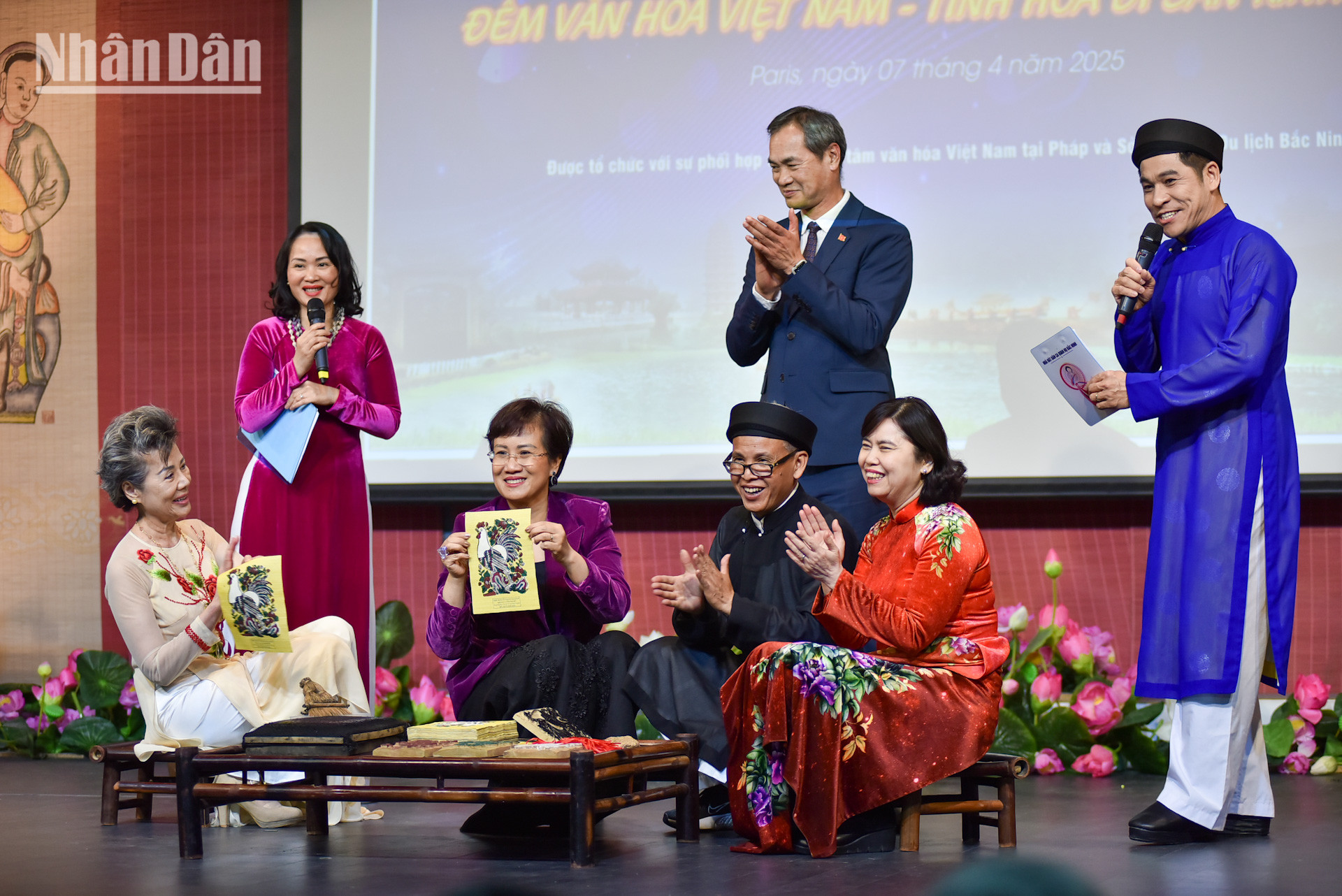 Nghề làm tranh dân gian Đông Hồ đang đứng trước nguy cơ bị mai một. Nhận thức được tầm quan trọng của việc bảo tồn và phát huy giá trị của loại hình nghệ thuật dân gian đặc sắc này, Chính phủ Việt Nam đã quyết định đề nghị UNESCO đưa nghề làm tranh dân gian Đông Hồ vào Danh sách Di sản văn hóa phi vật thể cần bảo vệ khẩn cấp.