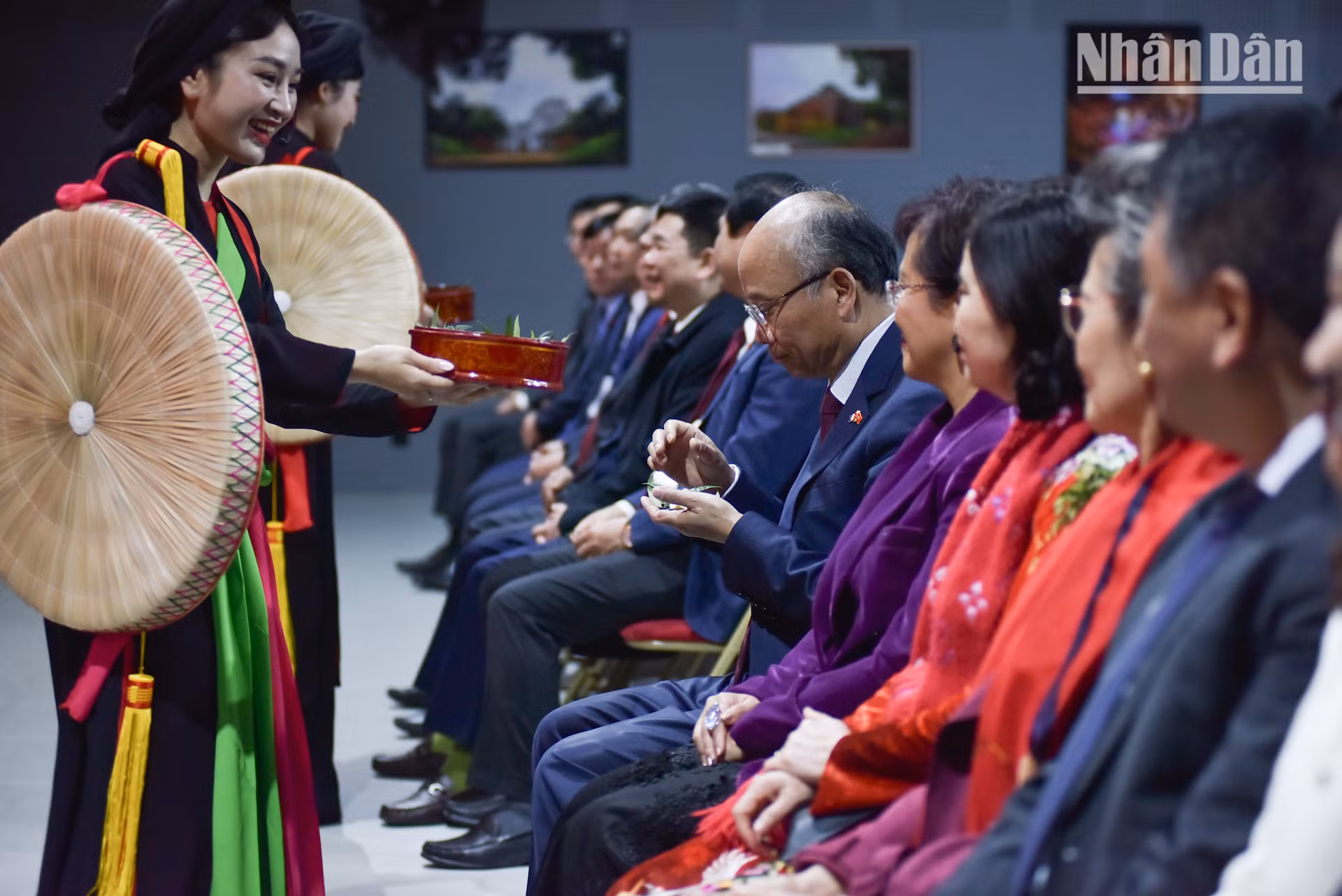 Các tiết mục như “Mời nước mời trầu”, “Vui bốn mùa”, cùng màn trình diễn đối đáp “Quả cau non” và “Chè mạn hảo” đã tái hiện một cách sinh động kỹ thuật diễn xướng truyền thống vang, rền, nền, nảy Quan họ.