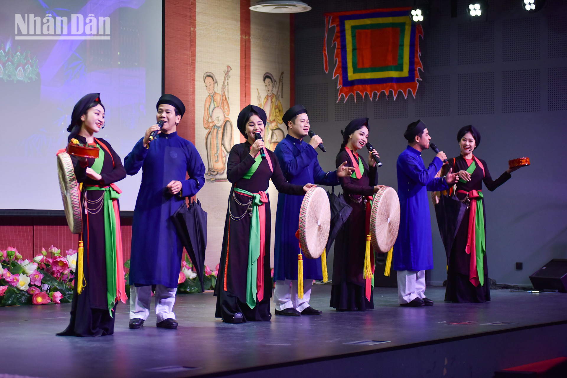 Mở đầu chương trình nghệ thuật là những làn điệu dân ca quan họ Bắc Ninh đằm thắm, vốn được đánh giá là loại hình nghệ thuật đặc sắc, độc đáo và tiêu biểu trong các loại hình thức diễn xướng dân gian của Việt Nam và thế giới.