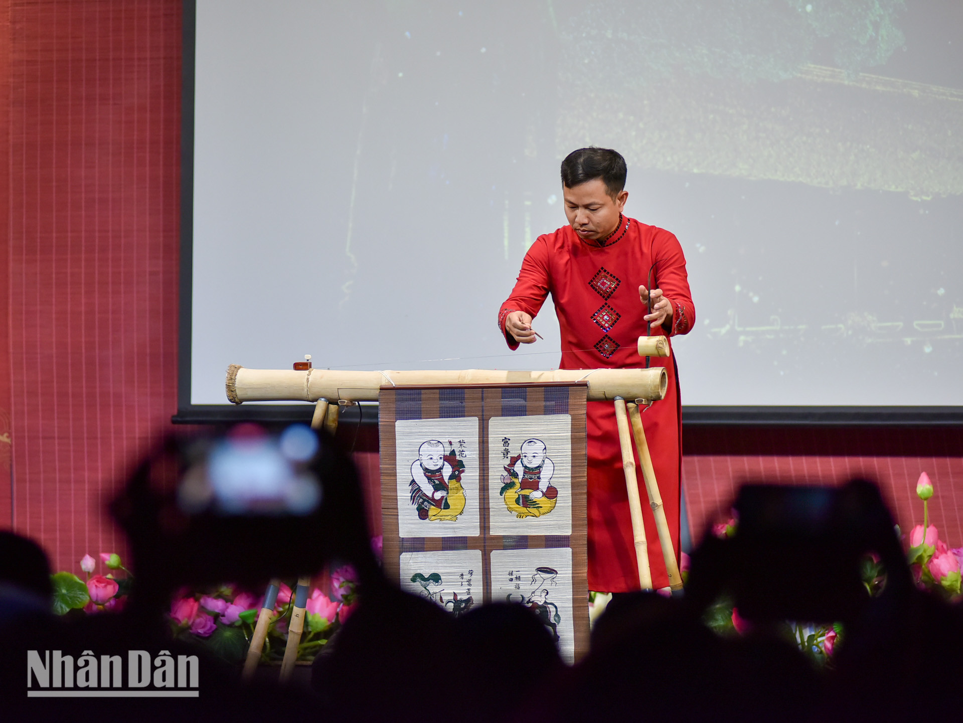 Bên cạnh đó, tác phẩm “Se chỉ luồn kim” được trình diễn qua tiếng đàn bầu độc đáo của nghệ sĩ Kim Cương mang đến cho khán giả một màu sắc mới.