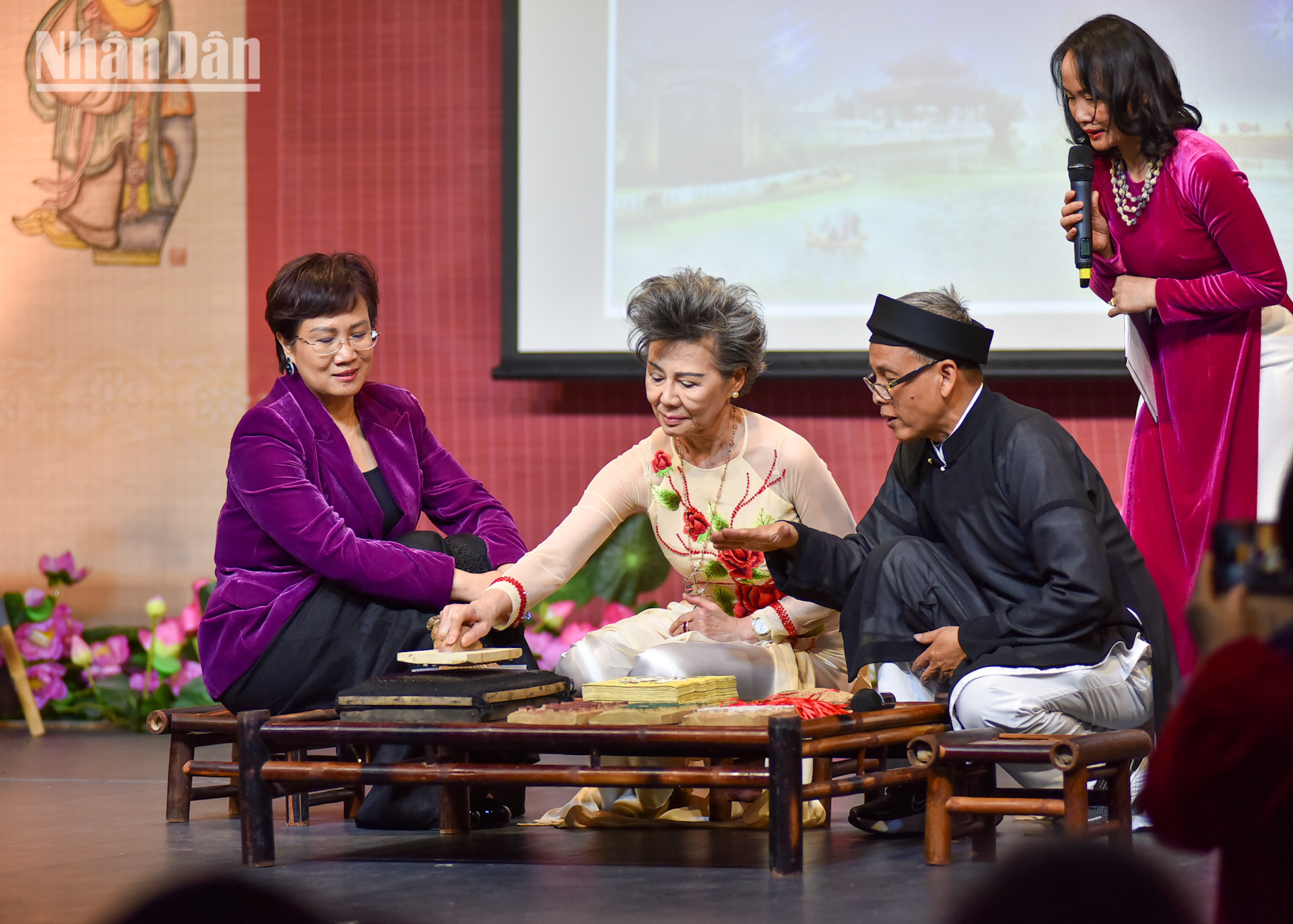 Nội dung của dòng tranh Đông Hồ vô cùng phong phú với nhiều thể loại khác nhau như tranh thờ, tranh chúc tụng, tranh truyện, tranh phương ngôn và tranh cảnh vật. Mỗi bức tranh vừa là một tác phẩm nghệ thuật, cũng có thể là một câu chuyện, một lời răn dạy, một ước vọng về cuộc sống ấm no, hạnh phúc. Một số hình ảnh quen thuộc như “Gà mẹ dẫn đàn con”, “Lợn đàn”, “Đám cưới chuột”, “Thầy đồ cóc”… đã trở thành biểu tượng văn hóa.