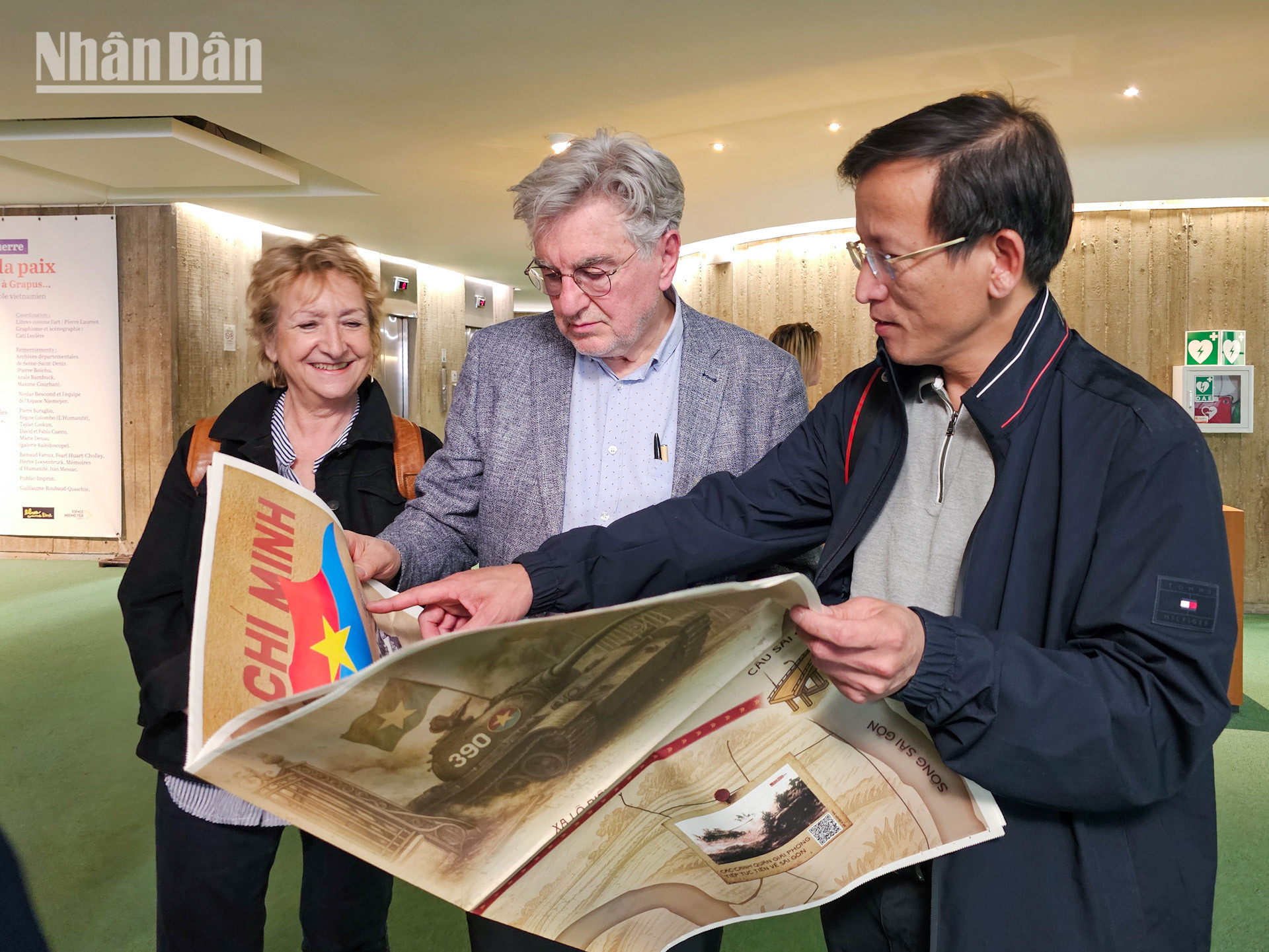 Nhà báo, đạo diễn người Pháp Daniel Roussel đánh giá cao trình độ khoa học-công nghệ của Việt Nam trong giai đoạn vừa qua, bắt kịp xu hướng phát triển của toàn cầu trong việc thúc đẩy quảng bá lịch sử tới người trẻ. Ông Daniel Roussel từng là phóng viên thường trú báo Nhân đạo (L’Humanité - Đảng Cộng sản Pháp) từ năm 1980 đến 1986 tại Việt Nam. Nhà báo, đạo diễn người Pháp Daniel Roussel đánh giá cao trình độ khoa học-công nghệ của Việt Nam trong giai đoạn vừa qua, bắt kịp xu hướng phát triển của toàn cầu trong việc thúc đẩy quảng bá lịch sử tới người trẻ. Ông Daniel Roussel từng là phóng viên thường trú báo Nhân đạo (L’Humanité - Đảng Cộng sản Pháp) từ năm 1980 đến 1986 tại Việt Nam.