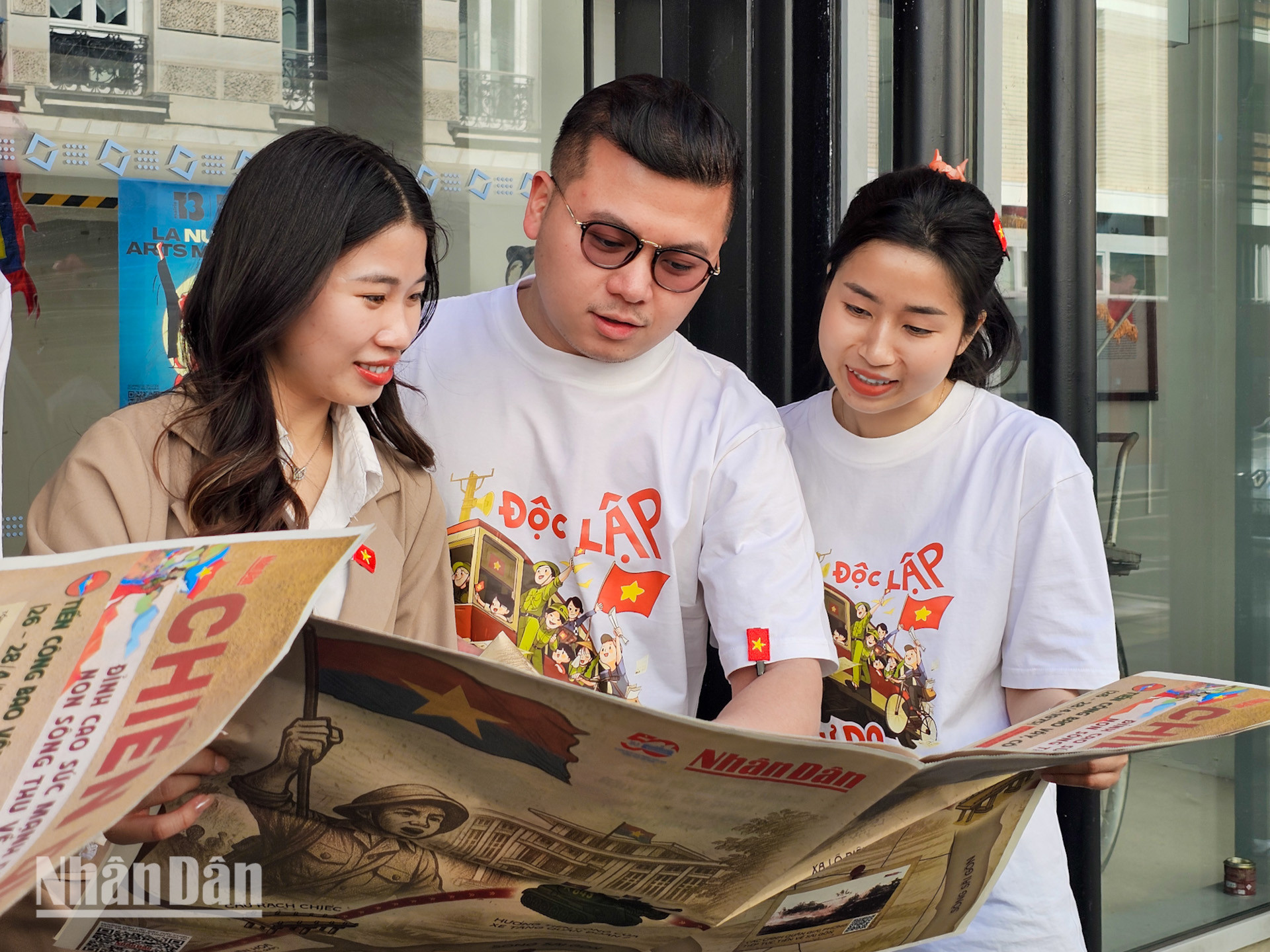Anh Nguyễn Phan Bảo Thụy, Chủ tịch Hội Thanh niên Sinh viên Việt Nam tại Pháp, cho biết, những tờ phụ san đặc biệt kỷ niệm 30/4 của Báo Nhân Dân sẽ được chuyển phát nhanh tới chi hội ở các tỉnh trên khắp nước Pháp ngay trong ngày 29/4 để lan tỏa niềm vui kỷ niệm 50 năm thống nhất đất nước cùng các bạn sinh viên xa nhà. Anh Nguyễn Phan Bảo Thụy, Chủ tịch Hội Thanh niên Sinh viên Việt Nam tại Pháp, cho biết, những tờ phụ san đặc biệt kỷ niệm 30/4 của Báo Nhân Dân sẽ được chuyển phát nhanh tới chi hội ở các tỉnh trên khắp nước Pháp ngay trong ngày 29/4 để lan tỏa niềm vui kỷ niệm 50 năm thống nhất đất nước cùng các bạn sinh viên xa nhà.
