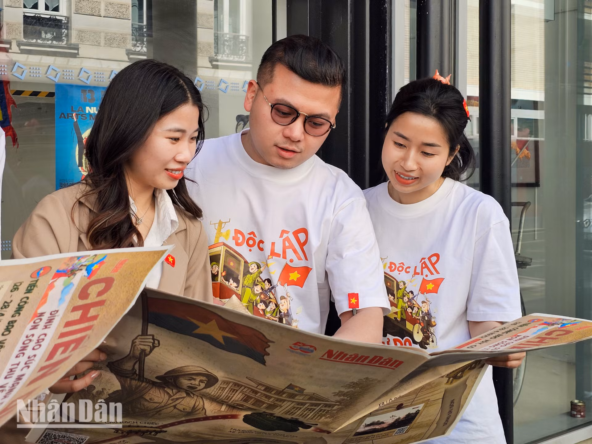 Anh Nguyễn Phan Bảo Thụy, Chủ tịch Hội Thanh niên Sinh viên Việt Nam tại Pháp, cho biết, những tờ phụ san đặc biệt kỷ niệm 30/4 của Báo Nhân Dân sẽ được chuyển phát nhanh tới chi hội ở các tỉnh trên khắp nước Pháp ngay trong ngày 29/4 để lan tỏa niềm vui kỷ niệm 50 năm thống nhất đất nước cùng các bạn sinh viên xa nhà.