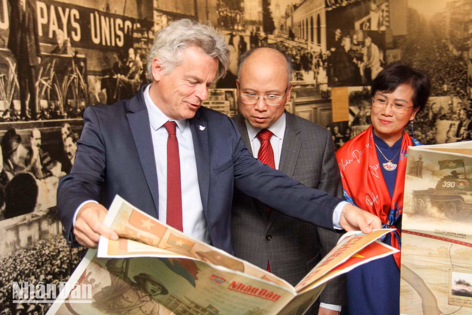 Đồng chí Fabien Roussel bày tỏ sự ấn tượng với cách trình bày cũng như sáng kiến độc đáo, tích hợp một số công nghệ hiện đại nhằm tăng tính tương tác, tiếp cận đa dạng đối tượng độc giả, nhất là giới trẻ.