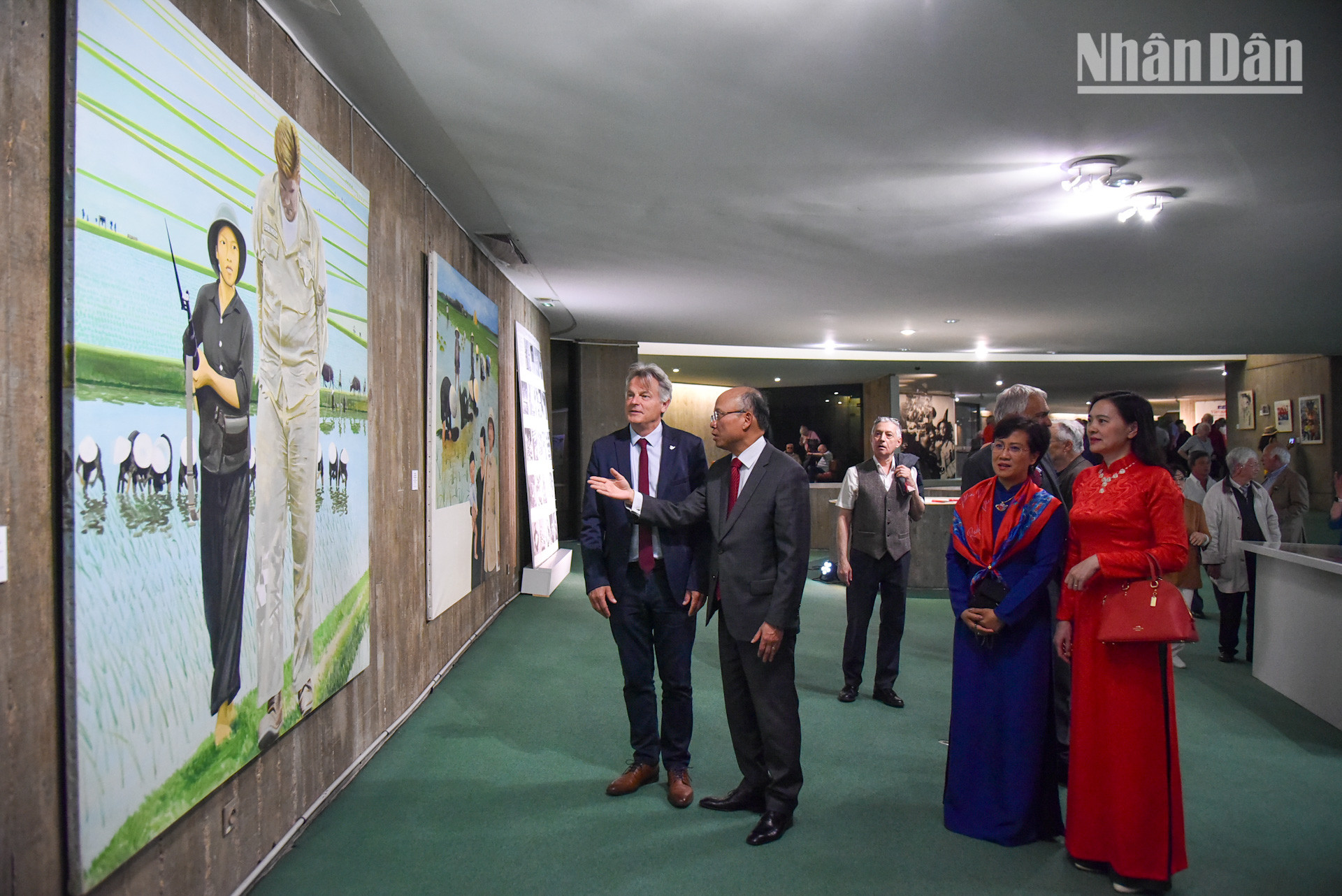 Tới dự lễ khai mạc triển lãm có Bí thư toàn quốc Đảng Cộng sản Pháp Fabien Roussel, Đại sứ Việt Nam tại Pháp Đinh Toàn Thắng và Phu nhân, cùng Đại sứ - Trưởng Phái đoàn thường trực Việt Nam bên cạnh UNESCO Nguyễn Thị Vân Anh. (Ảnh: KHẢI HOÀN) Tới dự lễ khai mạc triển lãm có Bí thư toàn quốc Đảng Cộng sản Pháp Fabien Roussel, Đại sứ Việt Nam tại Pháp Đinh Toàn Thắng và Phu nhân, cùng Đại sứ - Trưởng Phái đoàn thường trực Việt Nam bên cạnh UNESCO Nguyễn Thị Vân Anh. (Ảnh: KHẢI HOÀN)