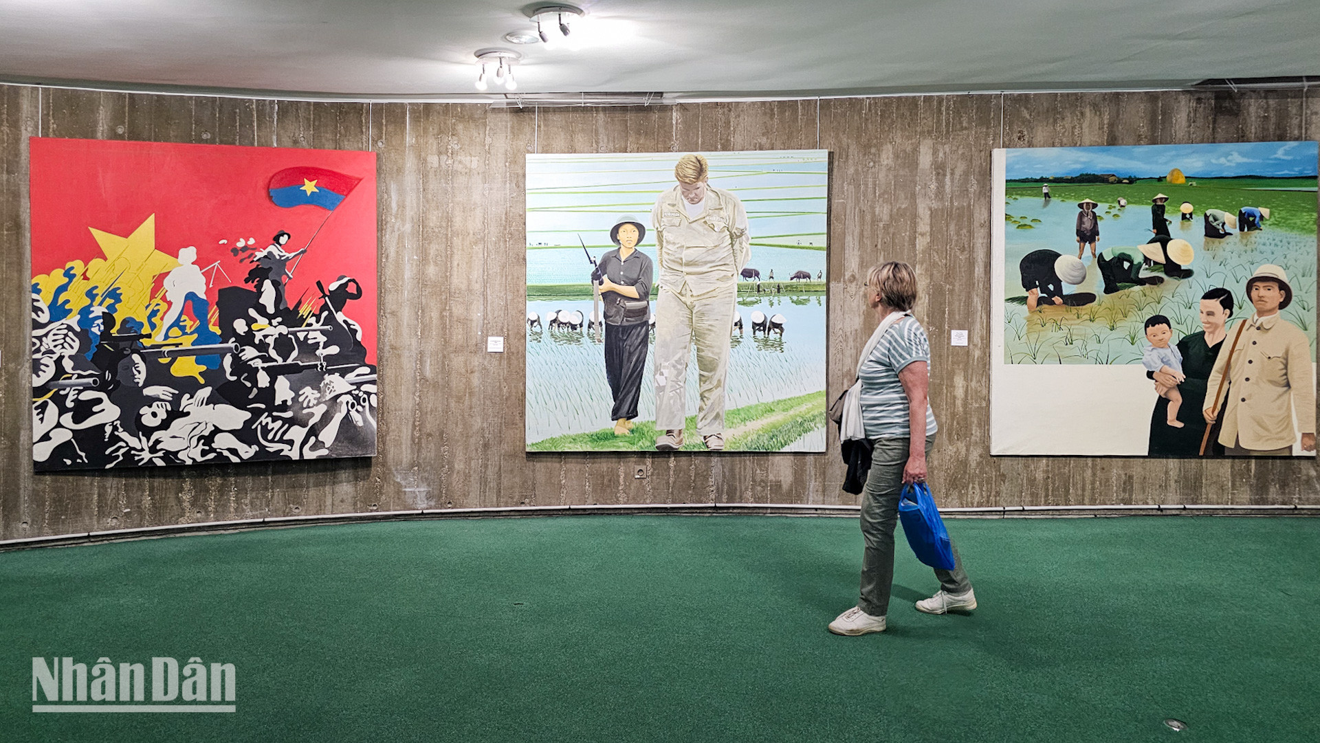 Triển lãm này trưng bày các bức tranh vẽ, bản vẽ và áp phích thể hiện tình đoàn kết với cuộc đấu tranh của nhân dân Việt Nam. (Ảnh: MINH DUY) Triển lãm này trưng bày các bức tranh vẽ, bản vẽ và áp phích thể hiện tình đoàn kết với cuộc đấu tranh của nhân dân Việt Nam. (Ảnh: MINH DUY)