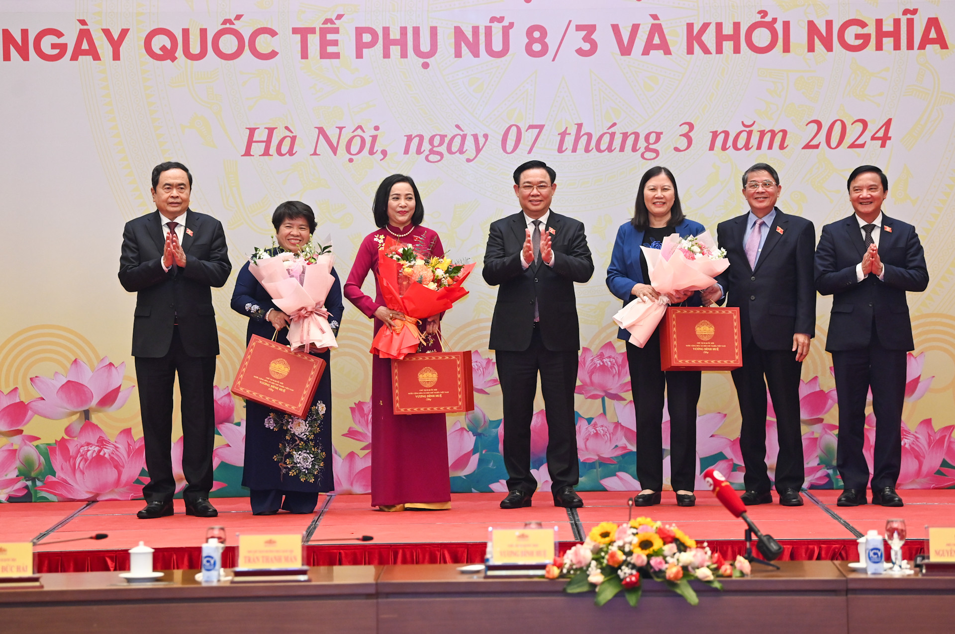 Chủ tịch Quốc hội Vương Đình Huệ tặng hoa, tặng quà chúc mừng các nữ đại biểu Quốc hội.