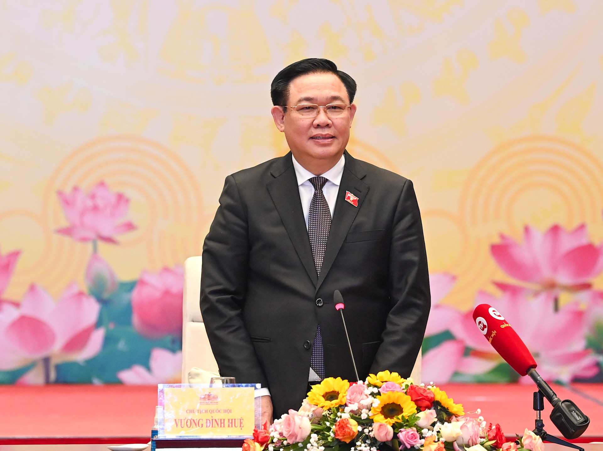 Chủ tịch Quốc hội Vương Đình Huệ phát biểu chúc mừng các nữ đại biểu tại cuộc gặp mặt.