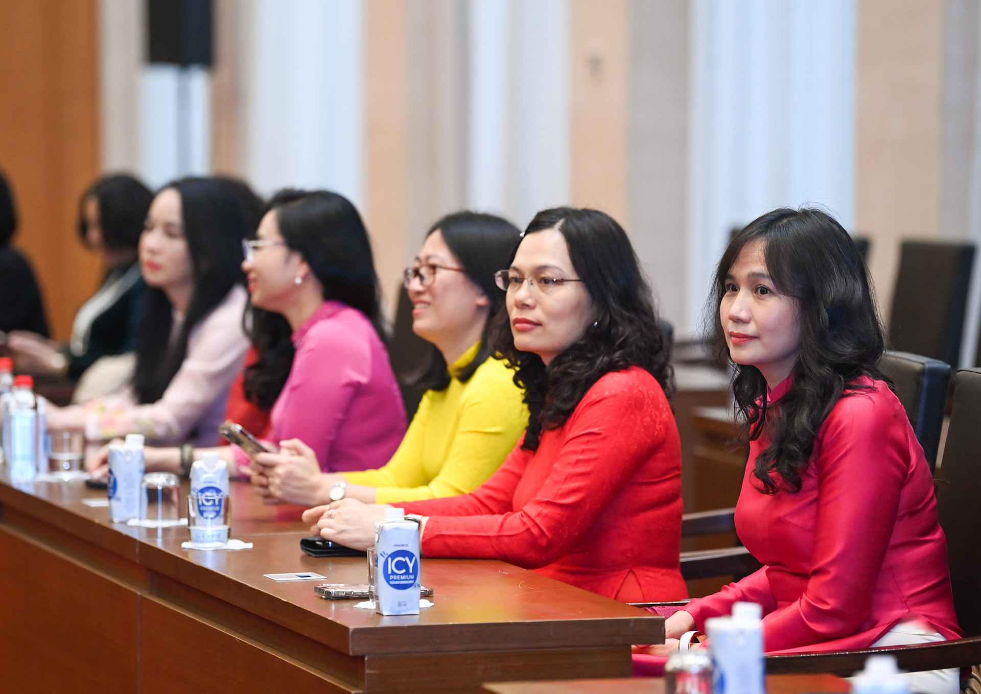 Các nữ lãnh đạo, quản lý cấp vụ của Văn phòng Quốc hội, Viện Nghiên cứu lập pháp dự cuộc gặp mặt.