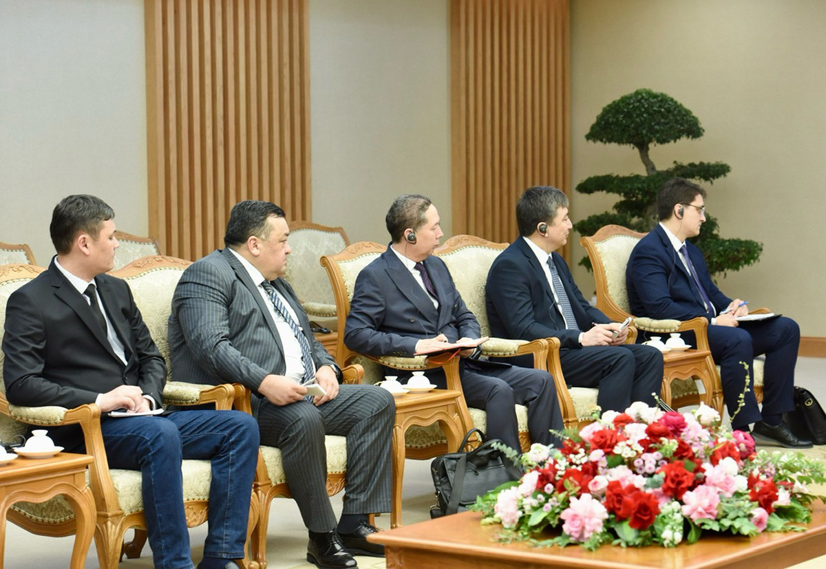 Các thành viên đi với Bộ trưởng Ngoại giao Uzbekistan Bakhtiyor Saidov cùng tham dự buổi tiếp.