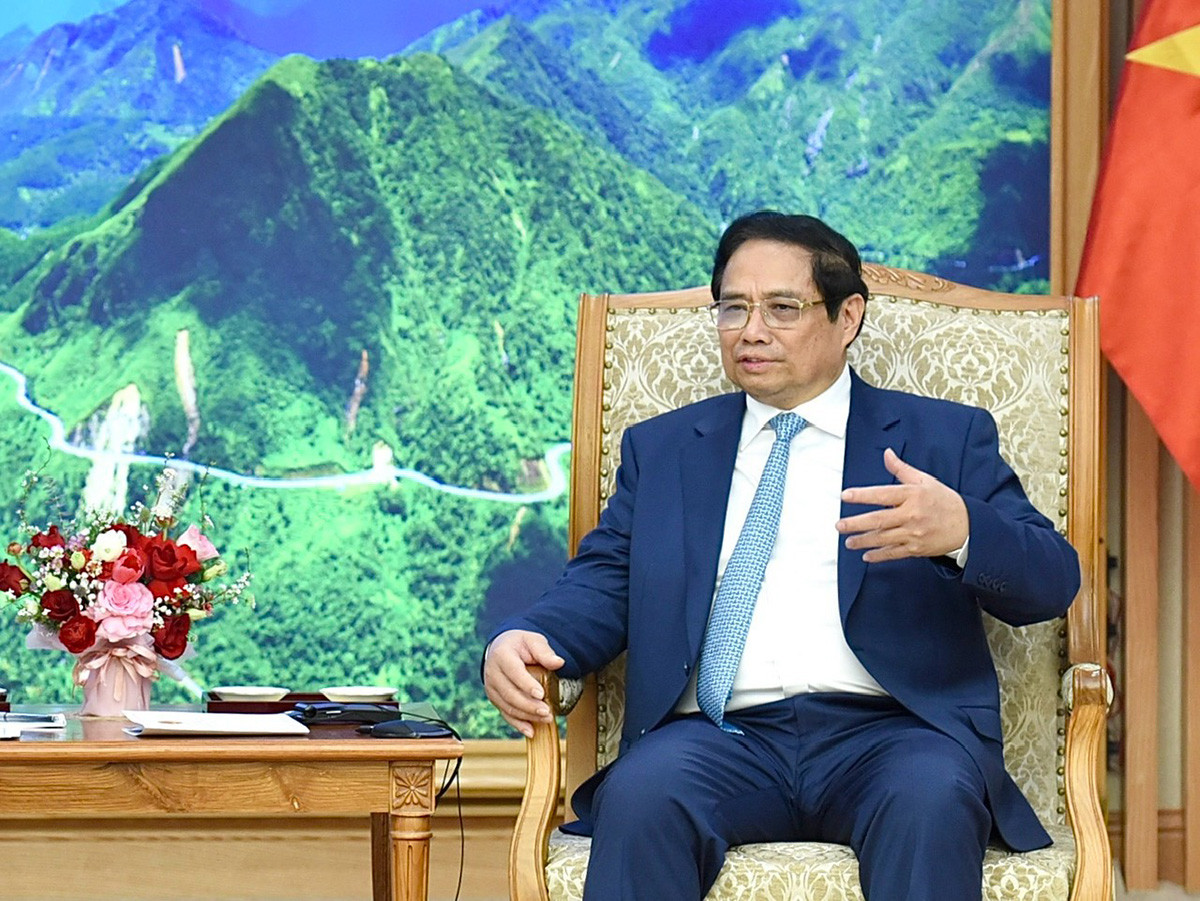 Thủ tướng đề nghị tăng cường hợp tác trên các diễn đàn khu vực và quốc tế. Việt Nam sẵn sàng làm cầu nối giữa Uzbekistan với các nước ASEAN, đề nghị Uzbekistan hỗ trợ Việt Nam tăng cường hợp tác với các nước Trung Á trên tinh thần bạn bè tốt và đối tác có trách nhiệm.