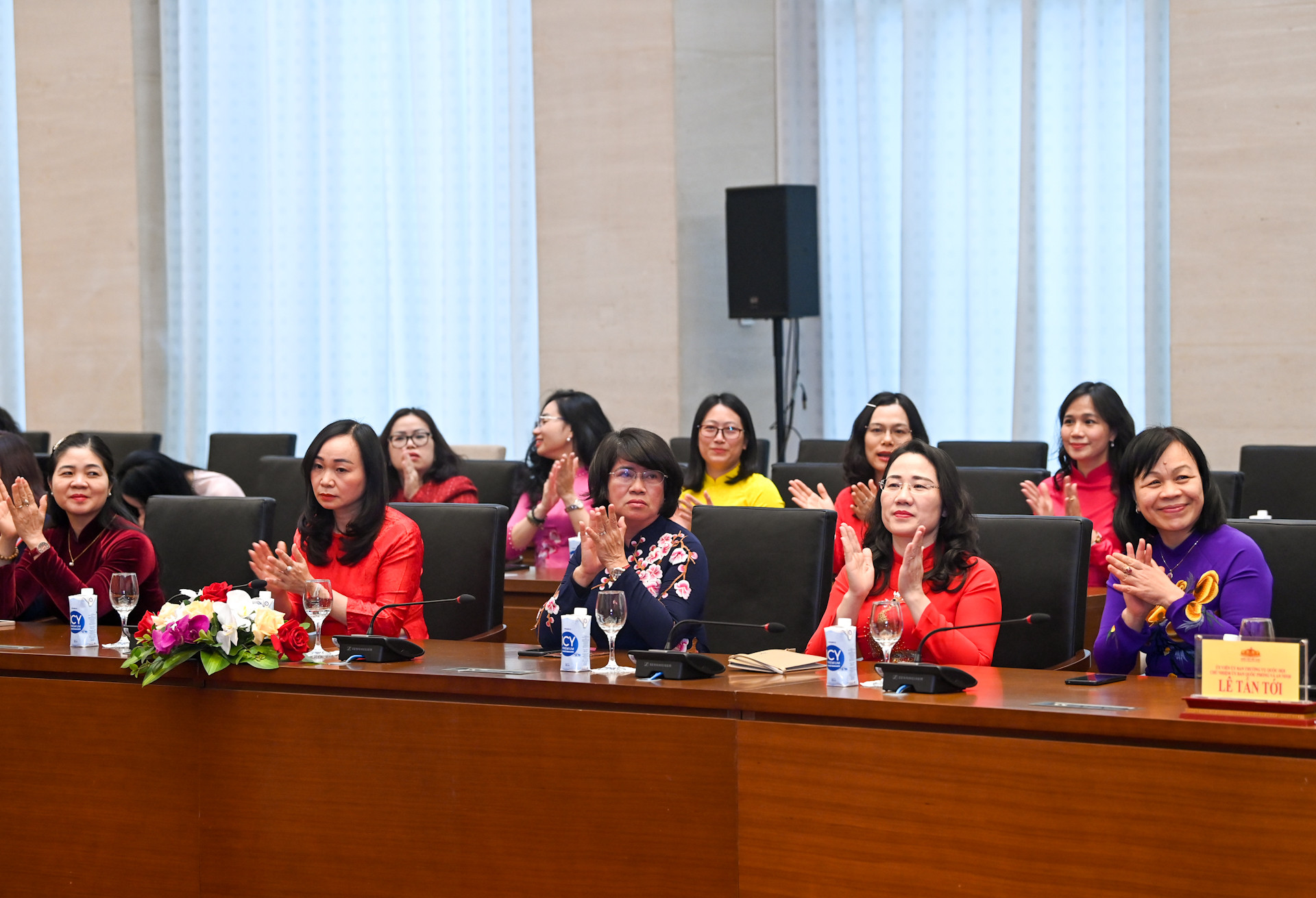 Các nữ đại biểu Quốc hội hoạt động chuyên trách ở Trung ương dự cuộc gặp mặt.